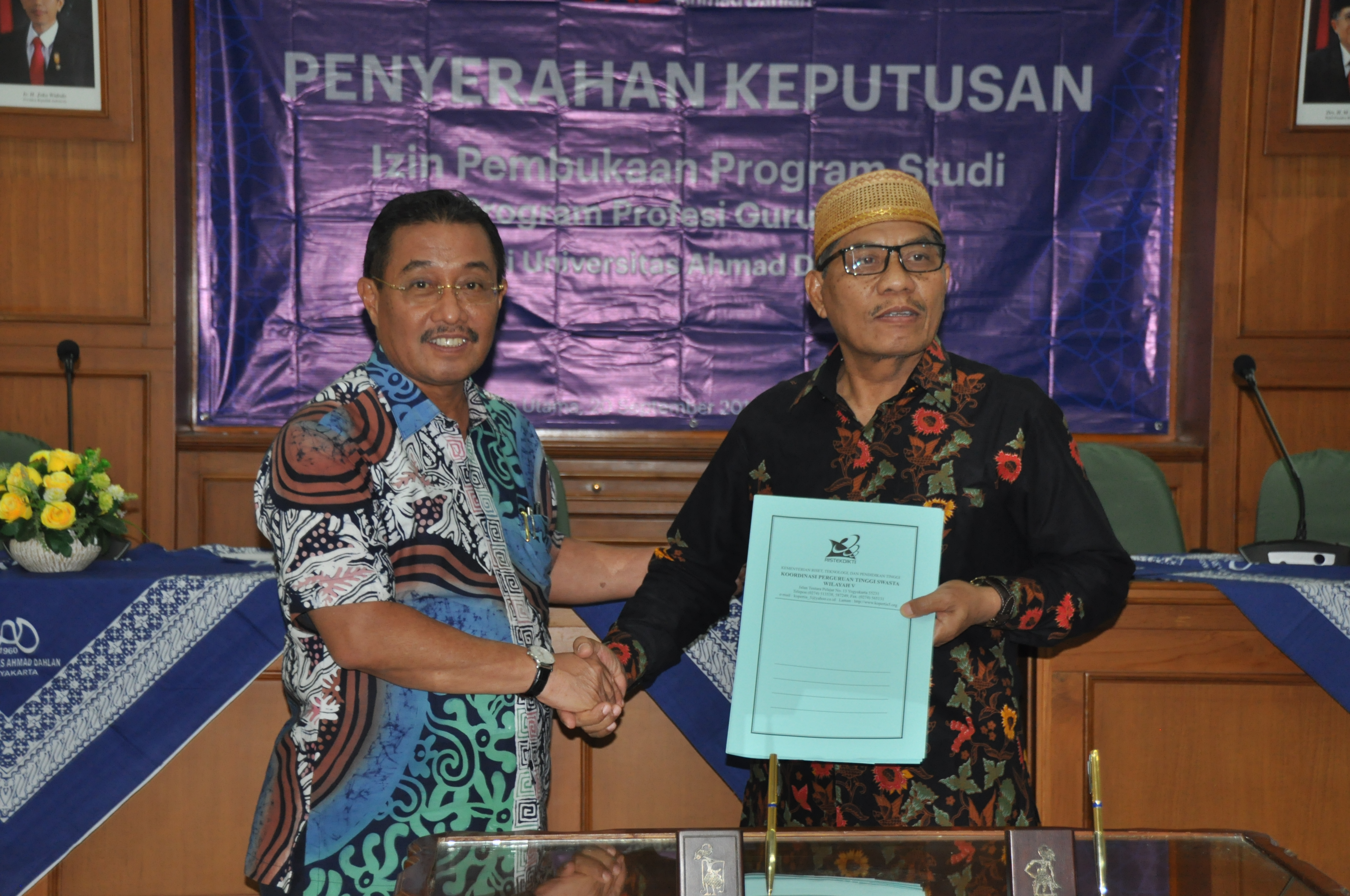 Penyerahan SK Menteri Riset, Teknologi dan Pendidikan Tinggi tentang Izin Pembukaan Program Studi Baru