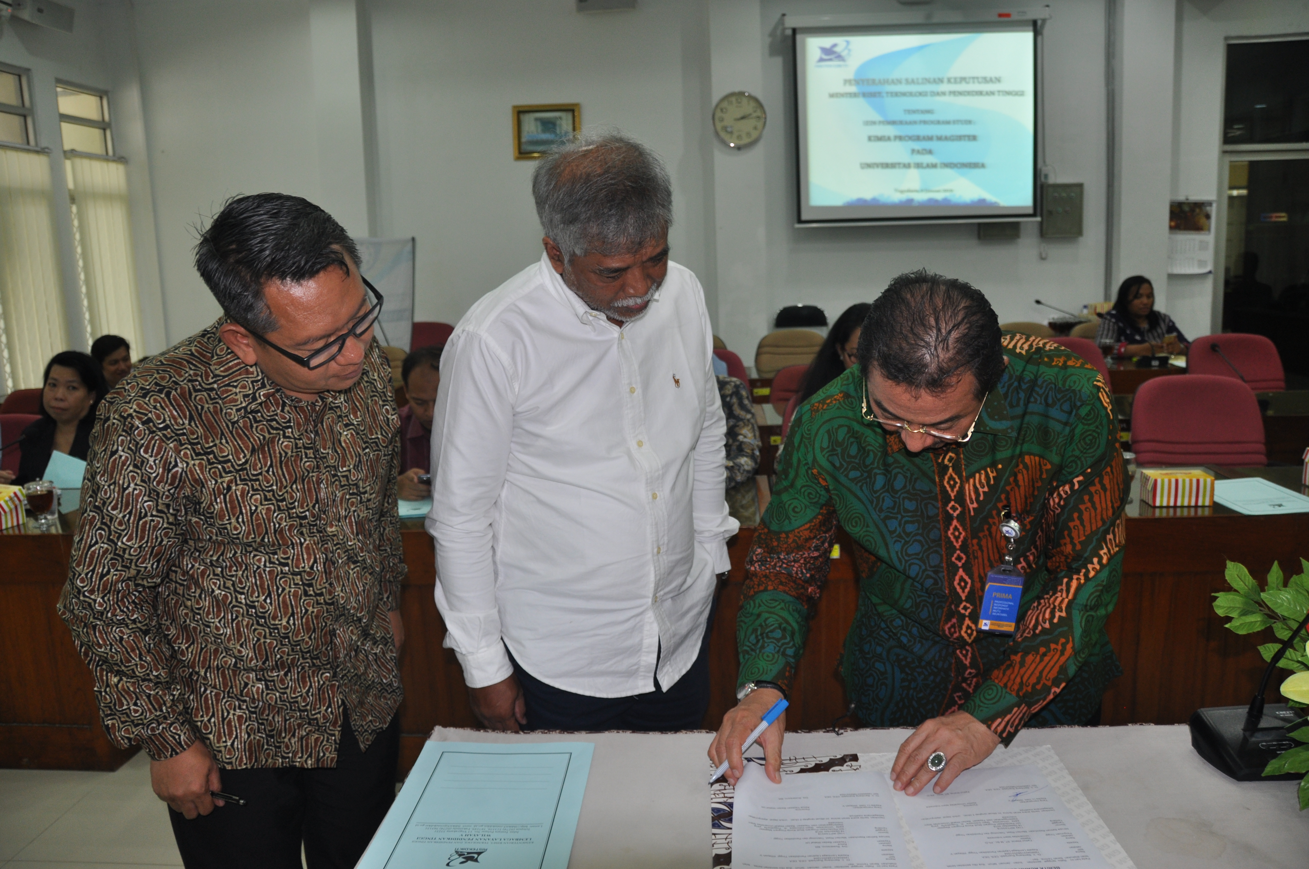 Penyerahan Salinan SK Menteri Riset, Teknologi dan Pendidikan Tinggi Tentang Izin Pendirian Program Studi Baru Bagi UII, UP'45 dan UNRIYO