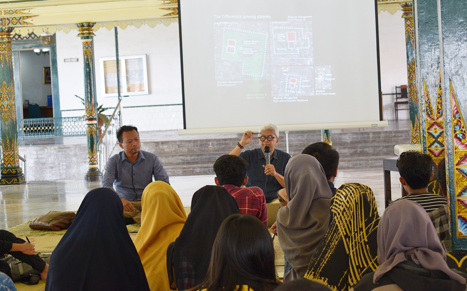 Kuliah Perdana, Mahasiswa Arsitektur Dikenalkan Bangunan Jawa