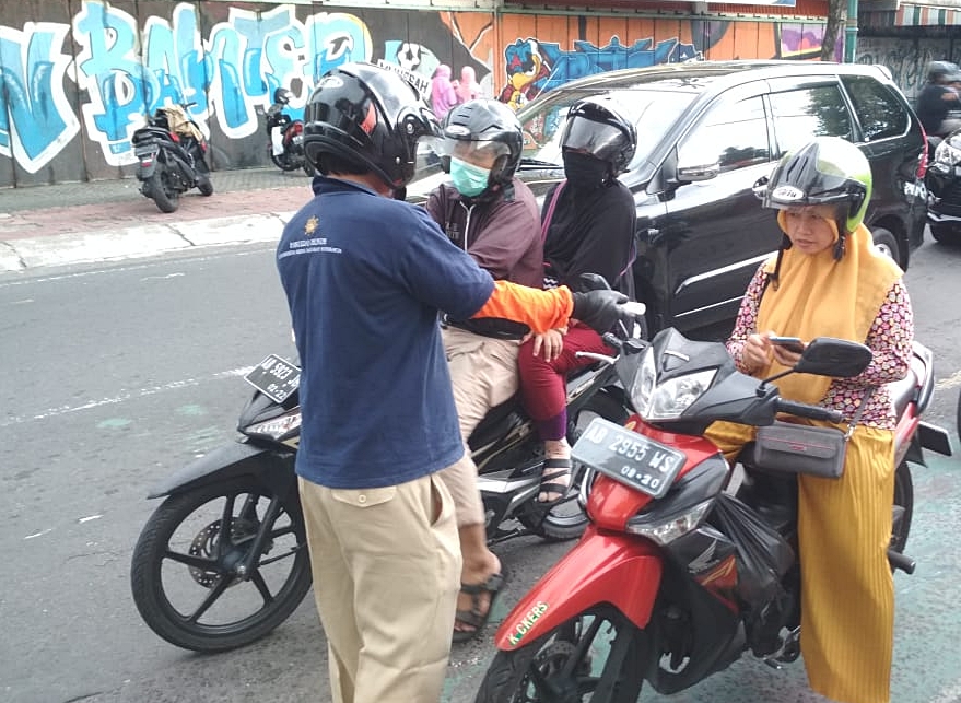 Tim Tanggap Covid-19 UWM Bagikan Hand Sanitizer kepada Warga
