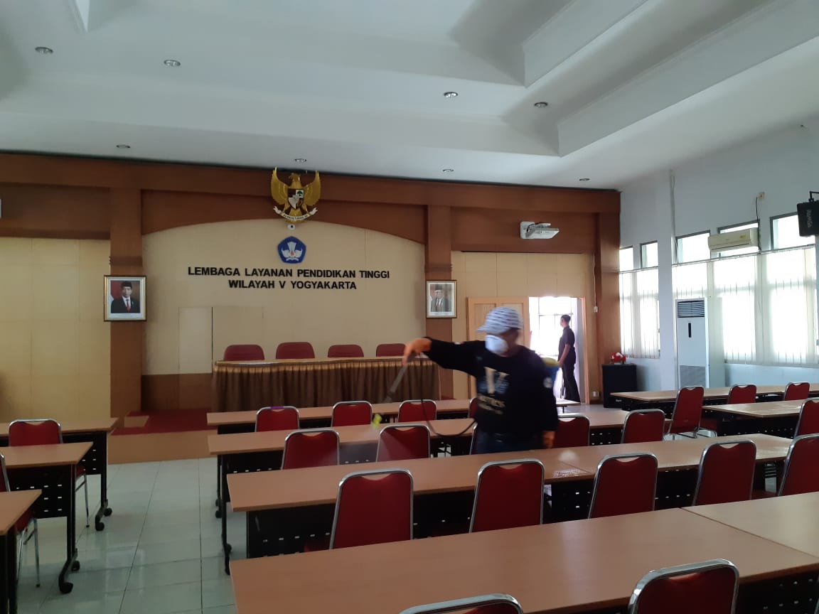 UNISA Yogyakarta Lakukan Penyemprotan di LLDIKTI Wilayah V