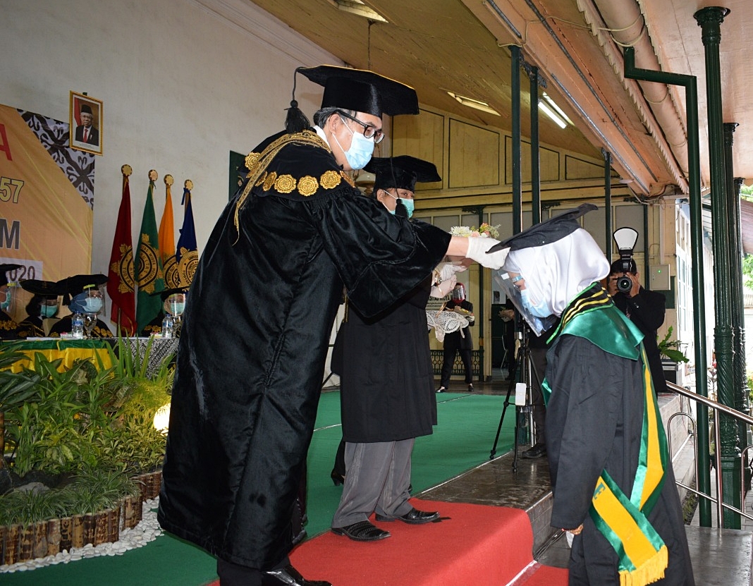 Wisuda UWM Periode 56 dan 57, Wisuda Bukan Purna Tugas untuk Berhenti Belajar