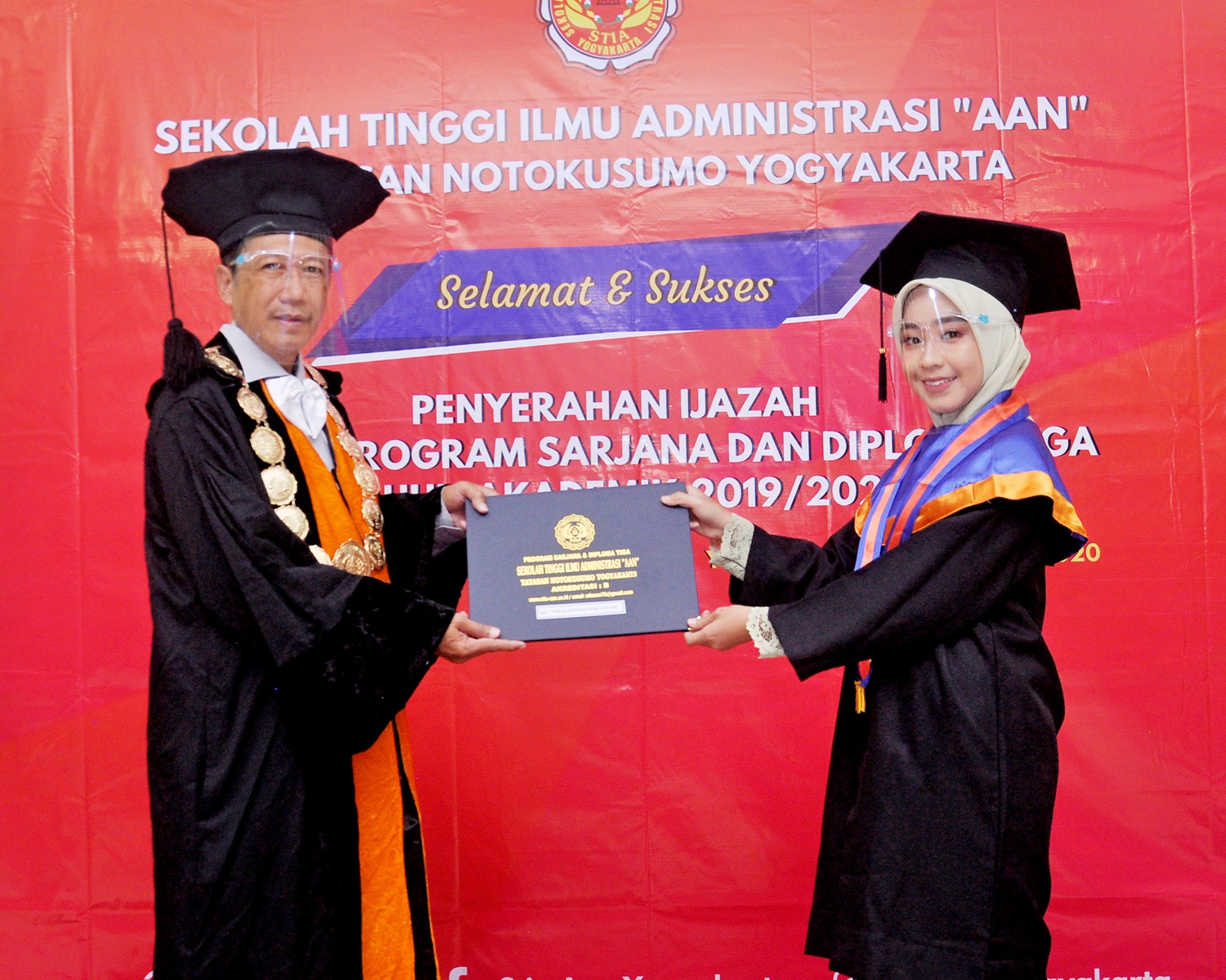 STIA "AAN" Yogyakarta menyelenggarakan penyerahan Ijazah lulusan Program Sarjana dan Diploma Tiga TA 2019/2020 di masa pandemik Covid-19