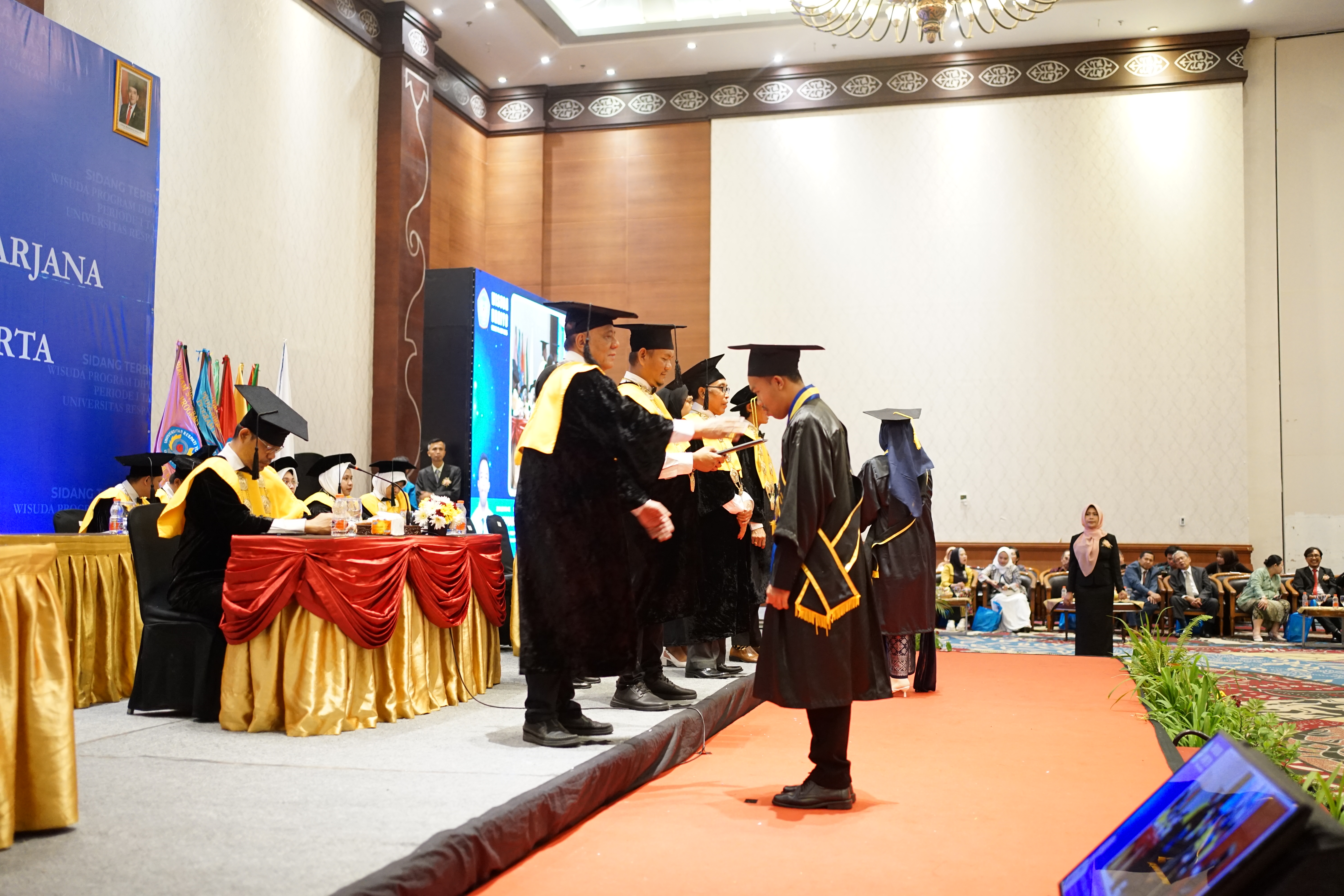 Wisuda UNRIYO Periode I Tahun 2024/2025 Meluluskan 321 Wisudawan dan 128 lulusan meraih Predikat Cumlaude,Kepala LLDIKTI Wilayah V Yogyakarta Kembali Beri Apresiasi