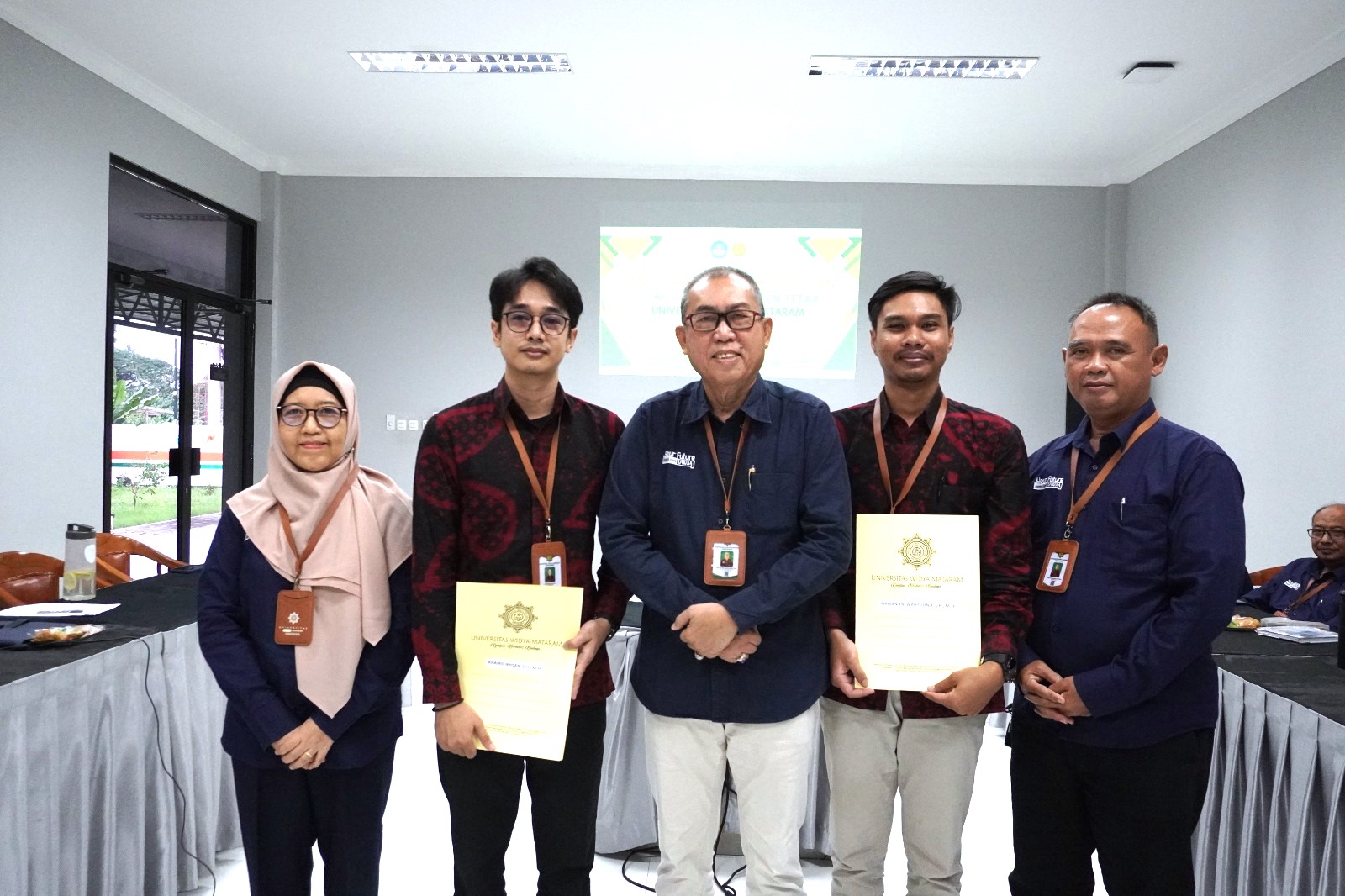 Rektor UWM Serahkan SK Dosen Tetap Yayasan kepada Dosen Fakultas Hukum