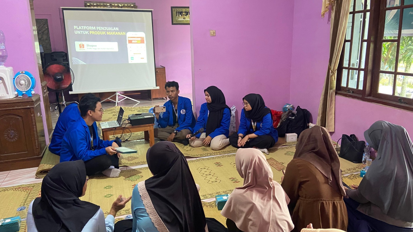 KKN 2 UMBY Tingkatkan Potensi Ekonomi Dusun Jetis dengan Krispy Baby Nila