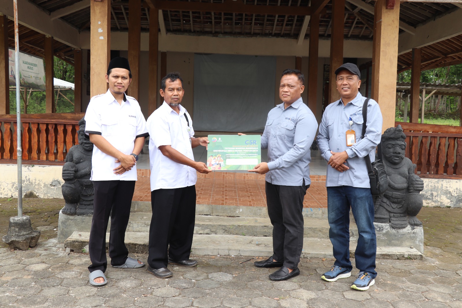 Dukung Pengembangan Kelompok Tani, Pimpinan UMBY dan Yayasan Beri Bantuan di Lokasi KKN