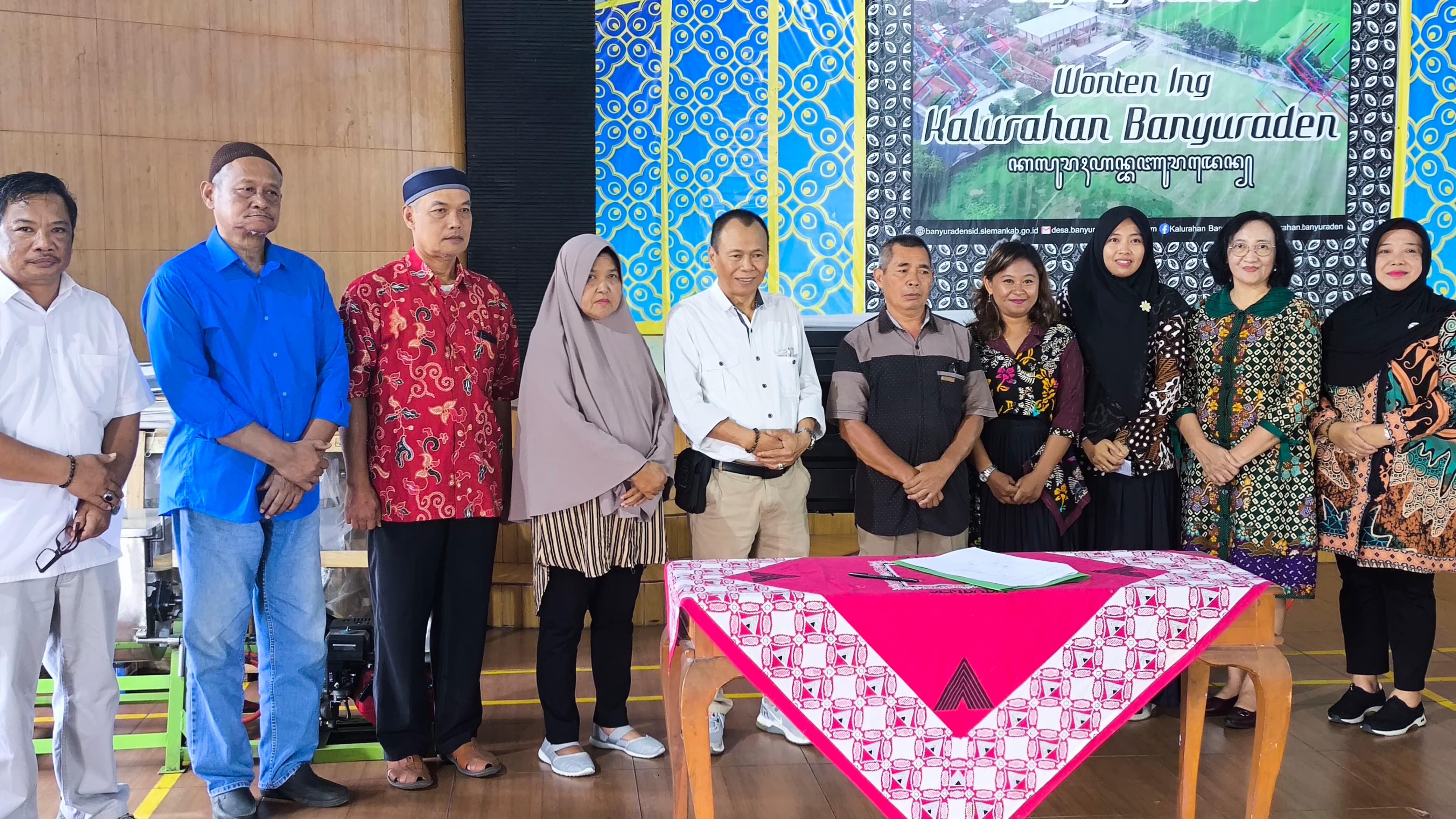 Dosen UWM Menyerahkan Peralatan Produksi Pangan kepada UMKM Banyuraden