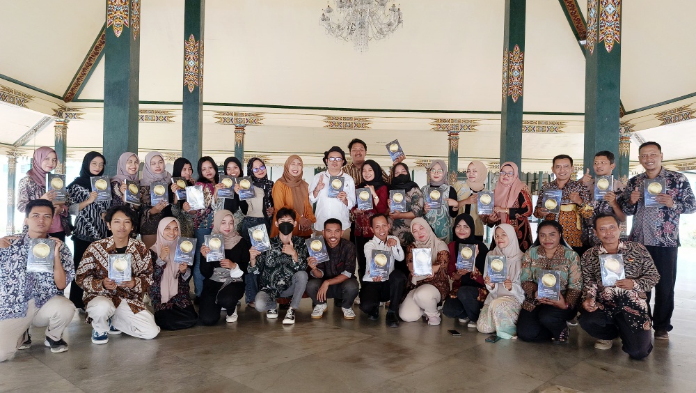 Peluncuran Buku “TANTANGAN REVOLUSI INDUSTRI 4.0: TRANSFORMASI INDONESIA EMAS” karya bersama Prodi AP FISIPOL UWM