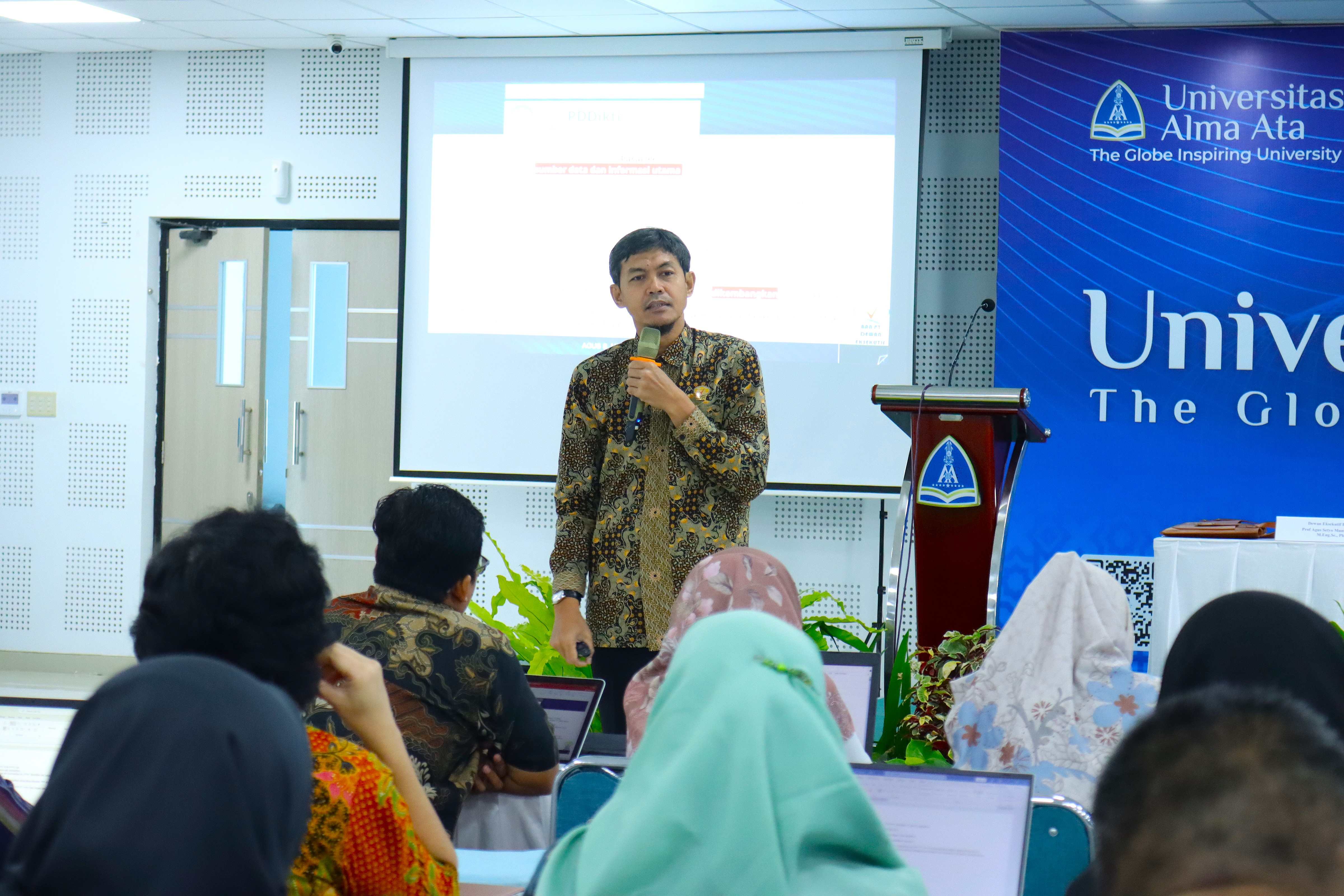 LLDIKTI Wilayah V Dorong Peningkatan Akreditasi Perguruan Tinggi Melalui Sosialisasi Instrumen Akreditasi dan Aplikasi SAPTO 2.0