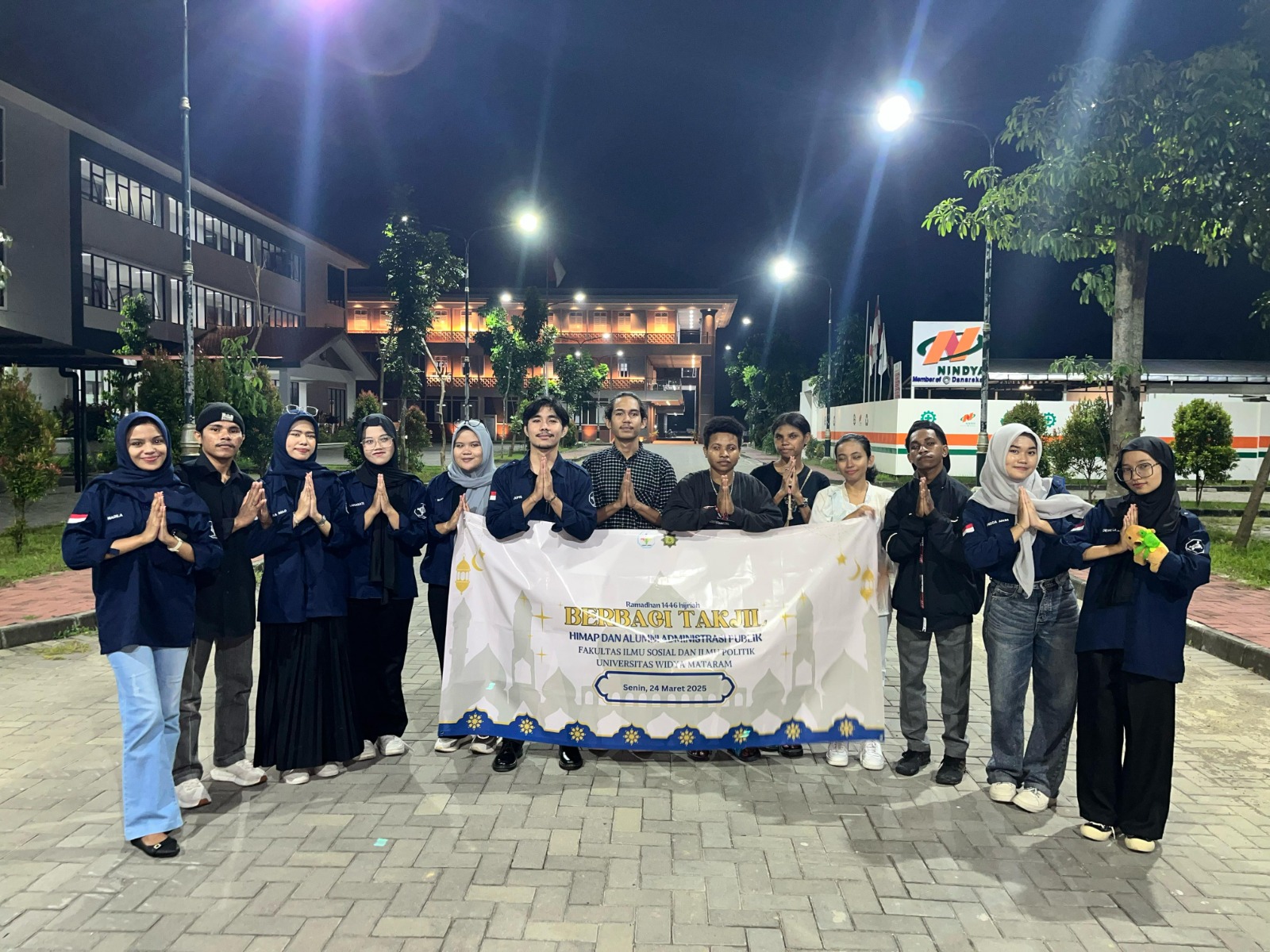 HIMAP dan Alumni Program Studi Adminsitrasi Publik Bagi Ratusan Paket Takjil