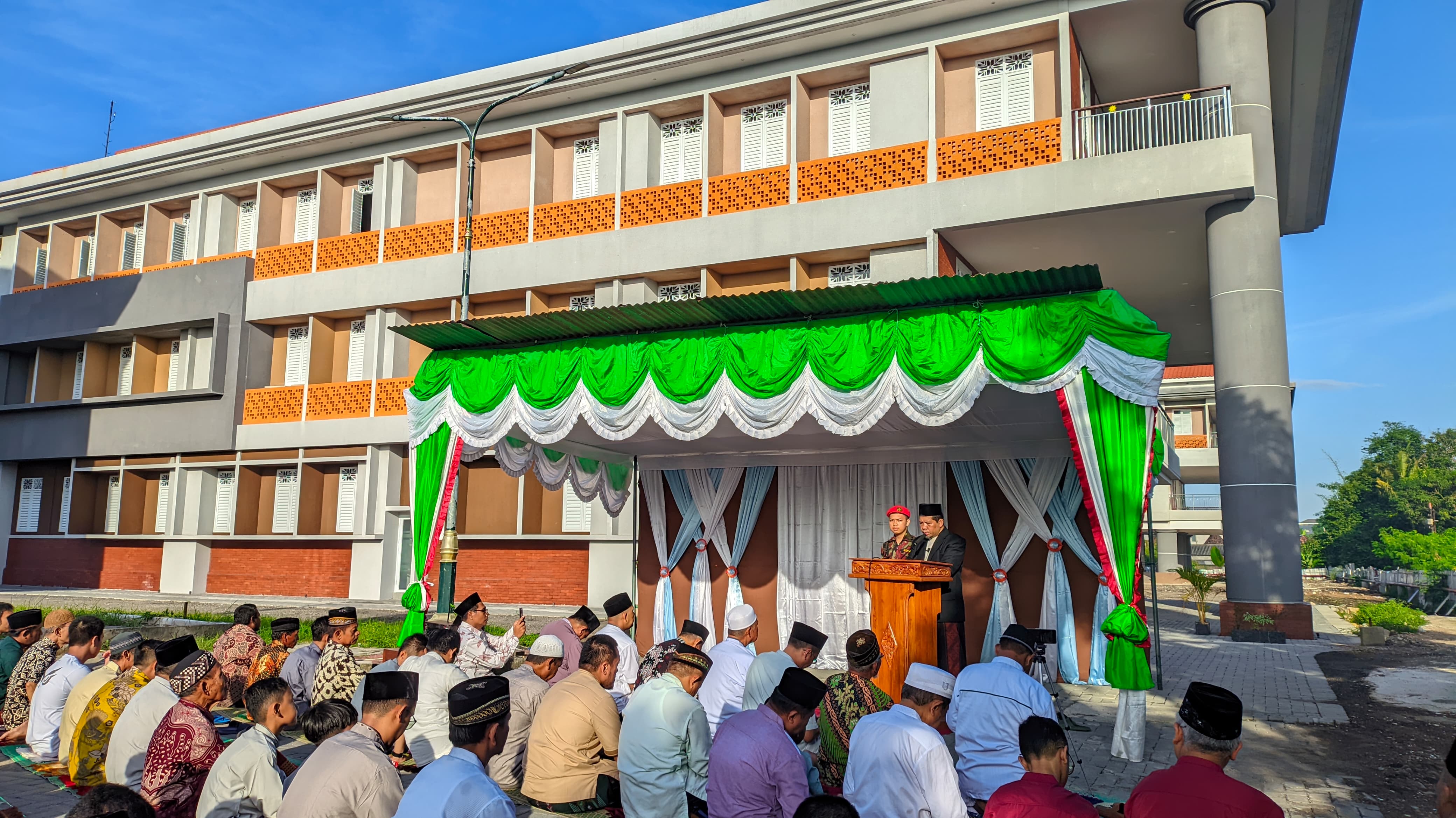 Antusiasme Sangat Tinggi, Lebih dari 500 Jamaah Padati Kampus UWM Laksanakan Sholat Idul Fitri