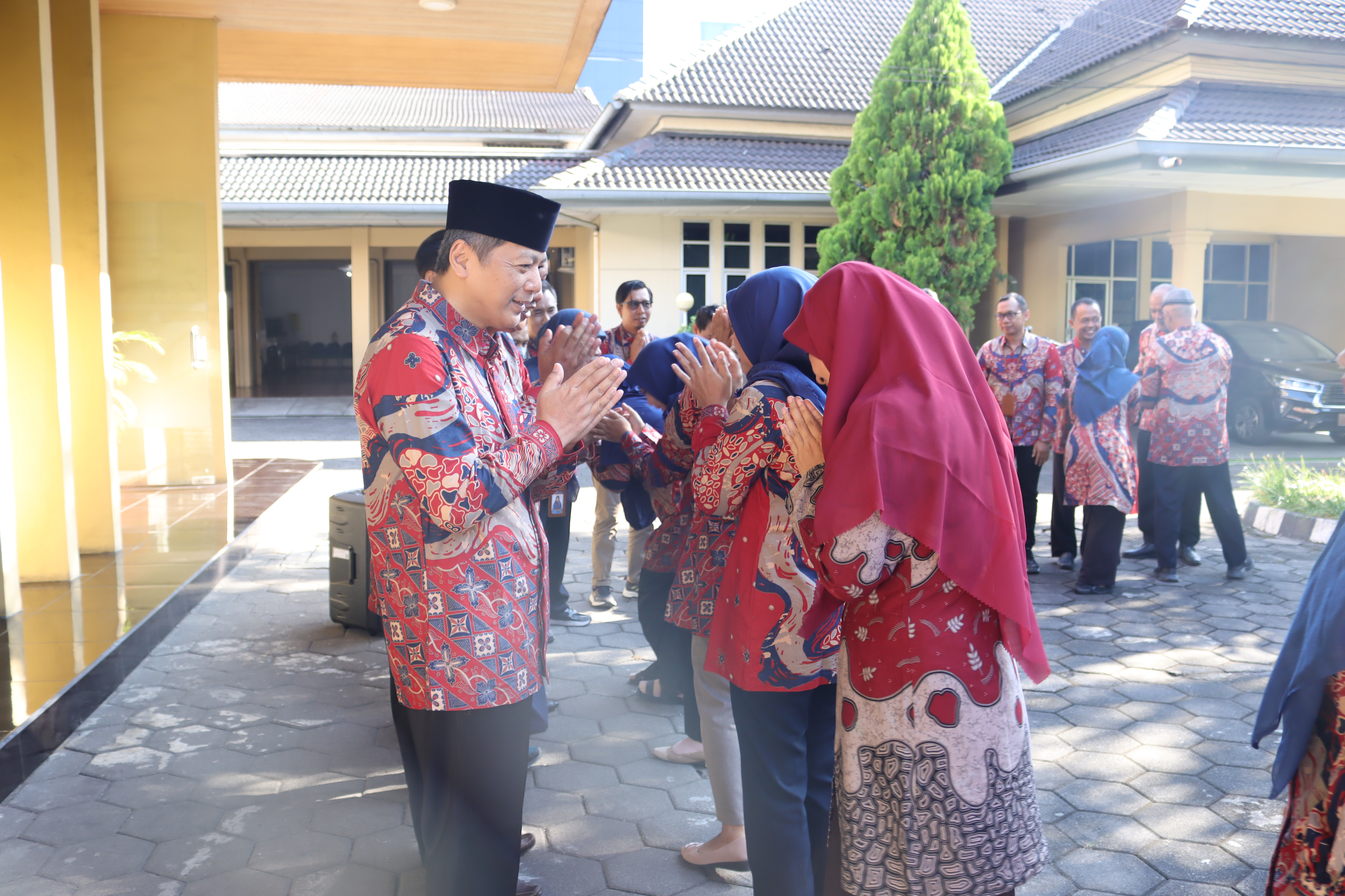 Hari Pertama Kerja Pasca Lebaran: Halal Bihalal dan Apel Bulanan Awali Minggu Kerja di LLDIKTI Wilayah V