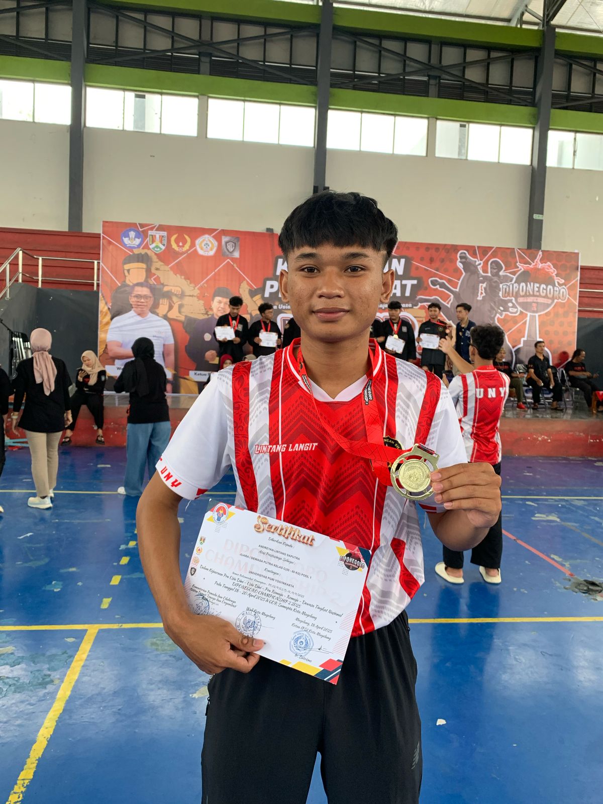 Mahasiswa UPY, Andreyan Lintang Saputra, Raih Emas di Kejuaraan Nasional Pencak Silat Diponegoro Championship II 2025
