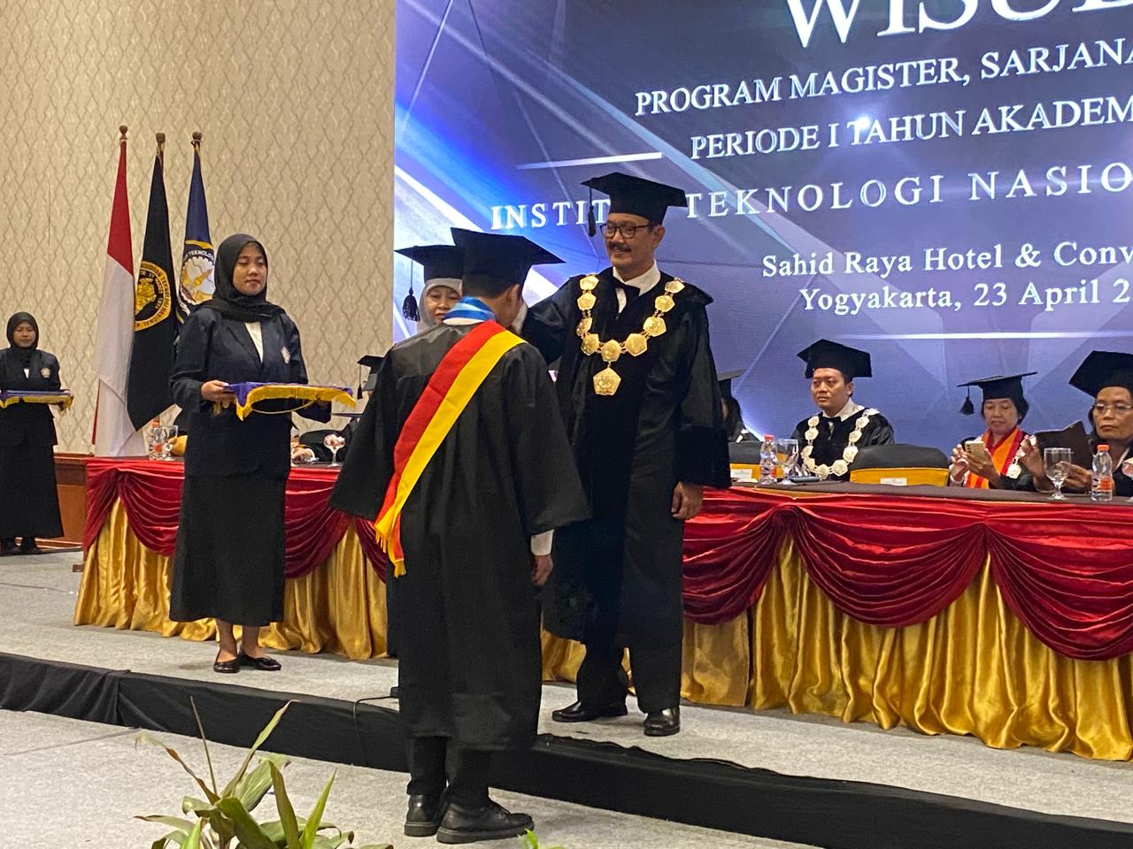 Wisuda ITNY : Ilmu Pengetahuan Kunci Pembuka Kesuksesan