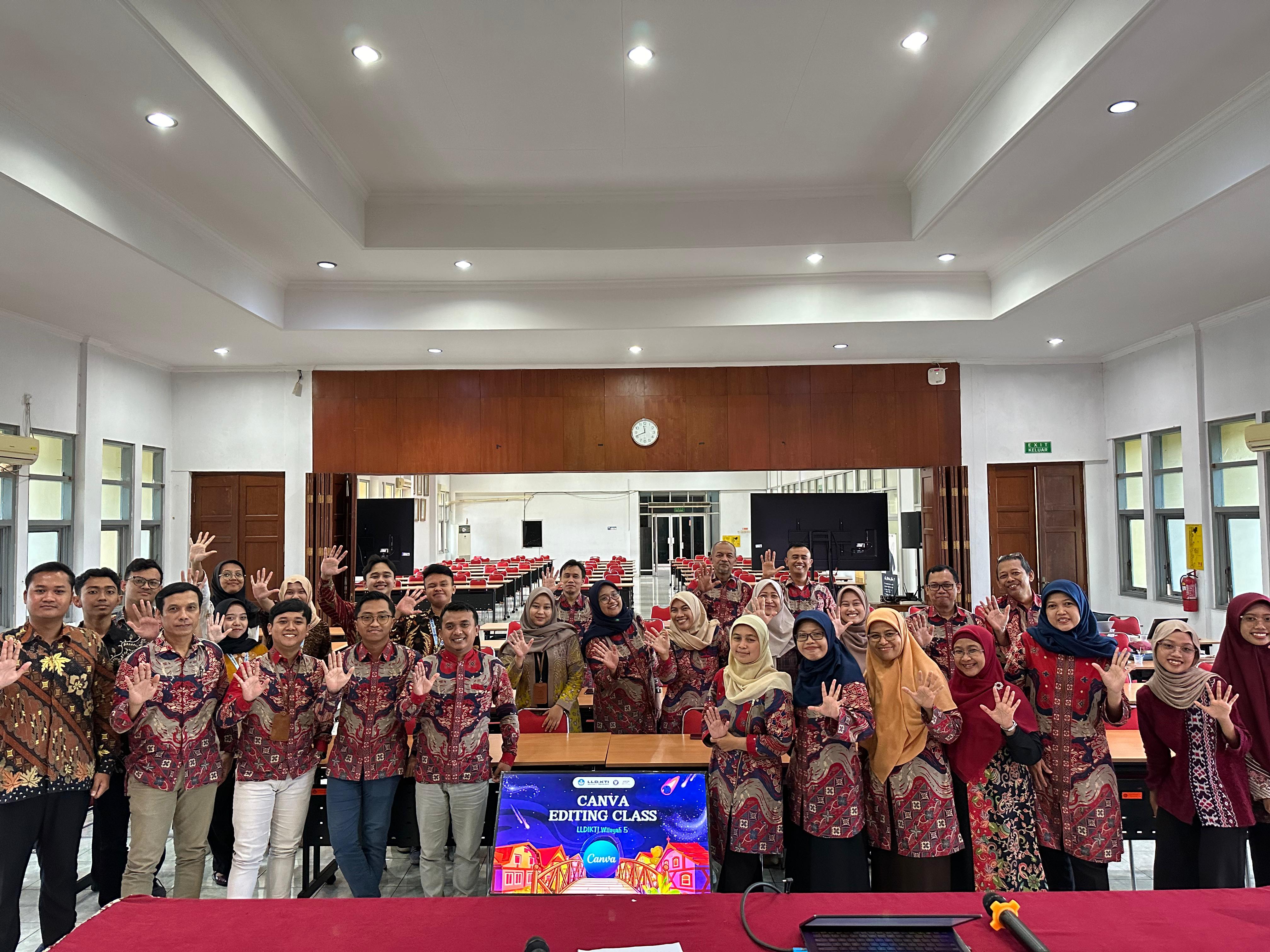 Tingkatkan Kemampuan Desain, LLDIKTI Wilayah V Gelar “Canva Editing Class” untuk Pegawai