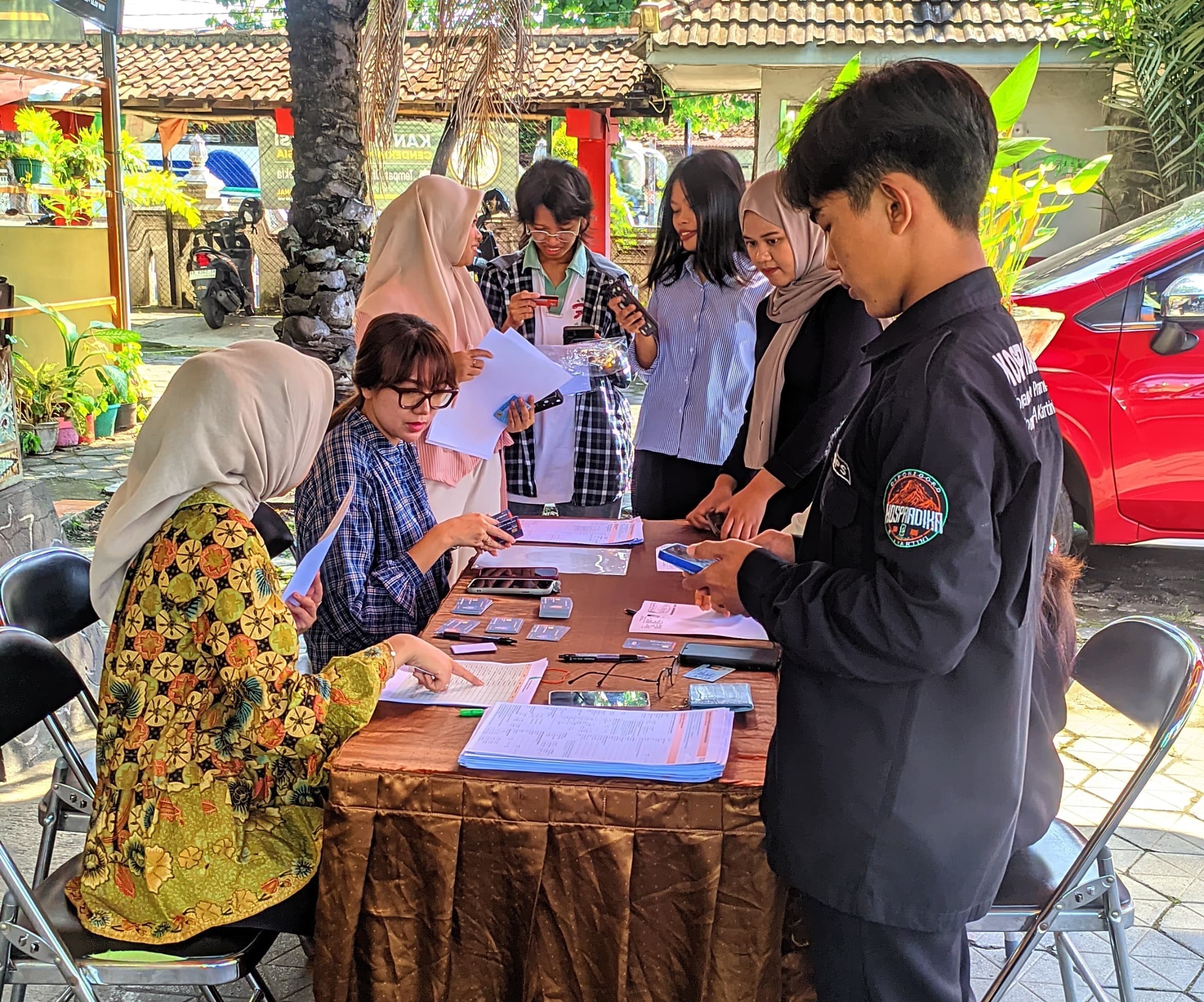 Pengambilan KTM-ATM Mahasiswa UNICIMI Berjalan Lancar dan Tertib