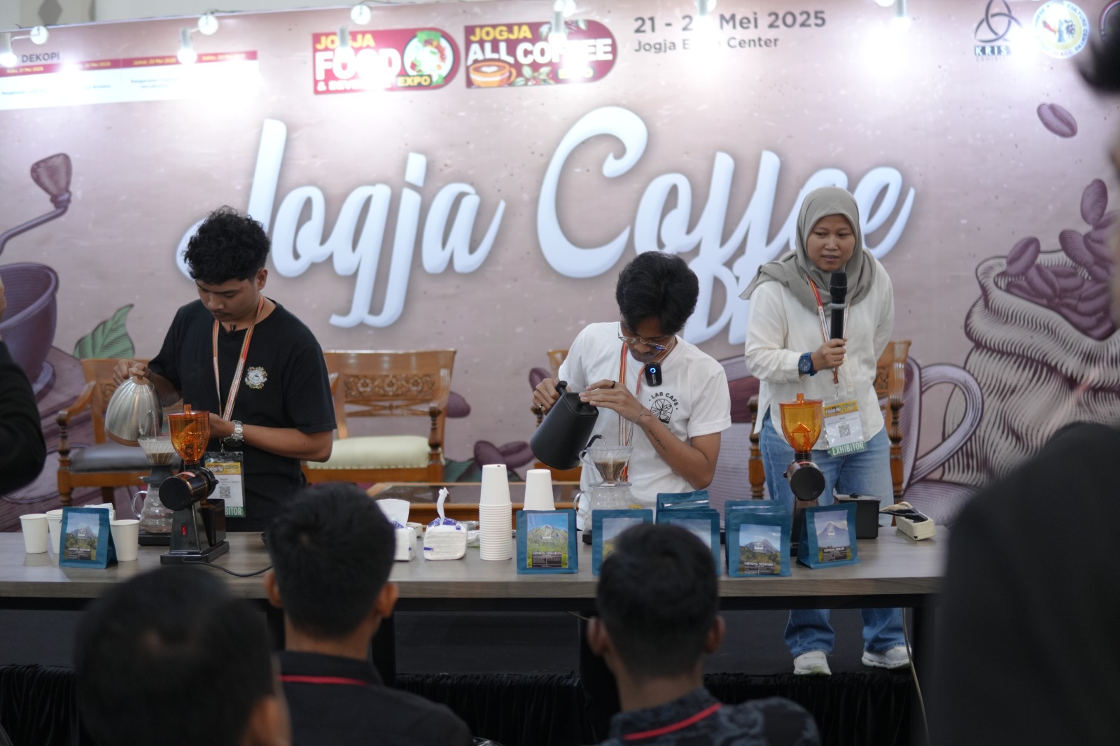 Mahasiswa Instiper Coffee Academy Demokan Meracik Kopi Di Jogja Food And Baverage Expo