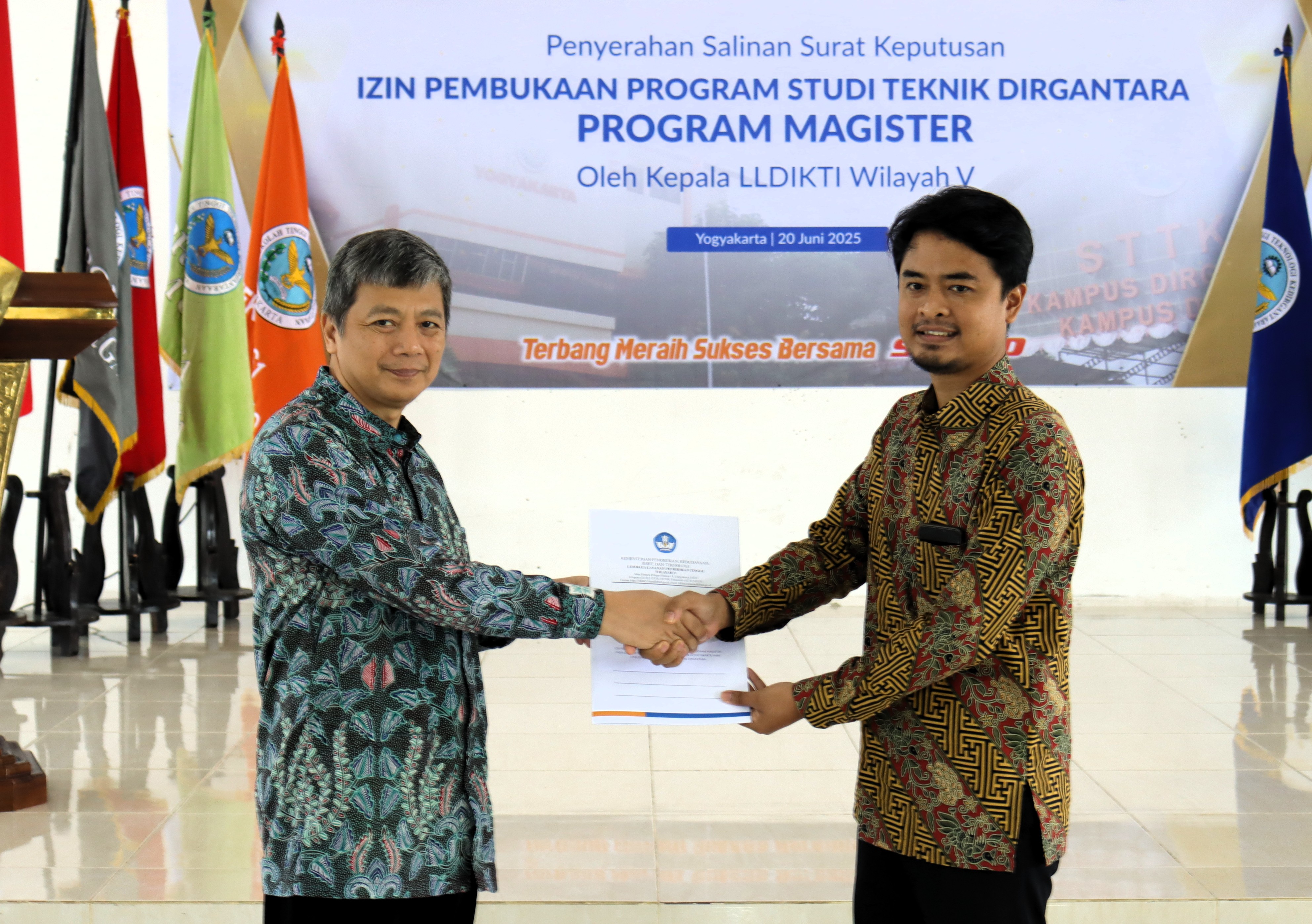 Dukung Inovasi Kedirgantaraan, LLDIKTI Wilayah V Serahkan SK Prodi Magister STTKD