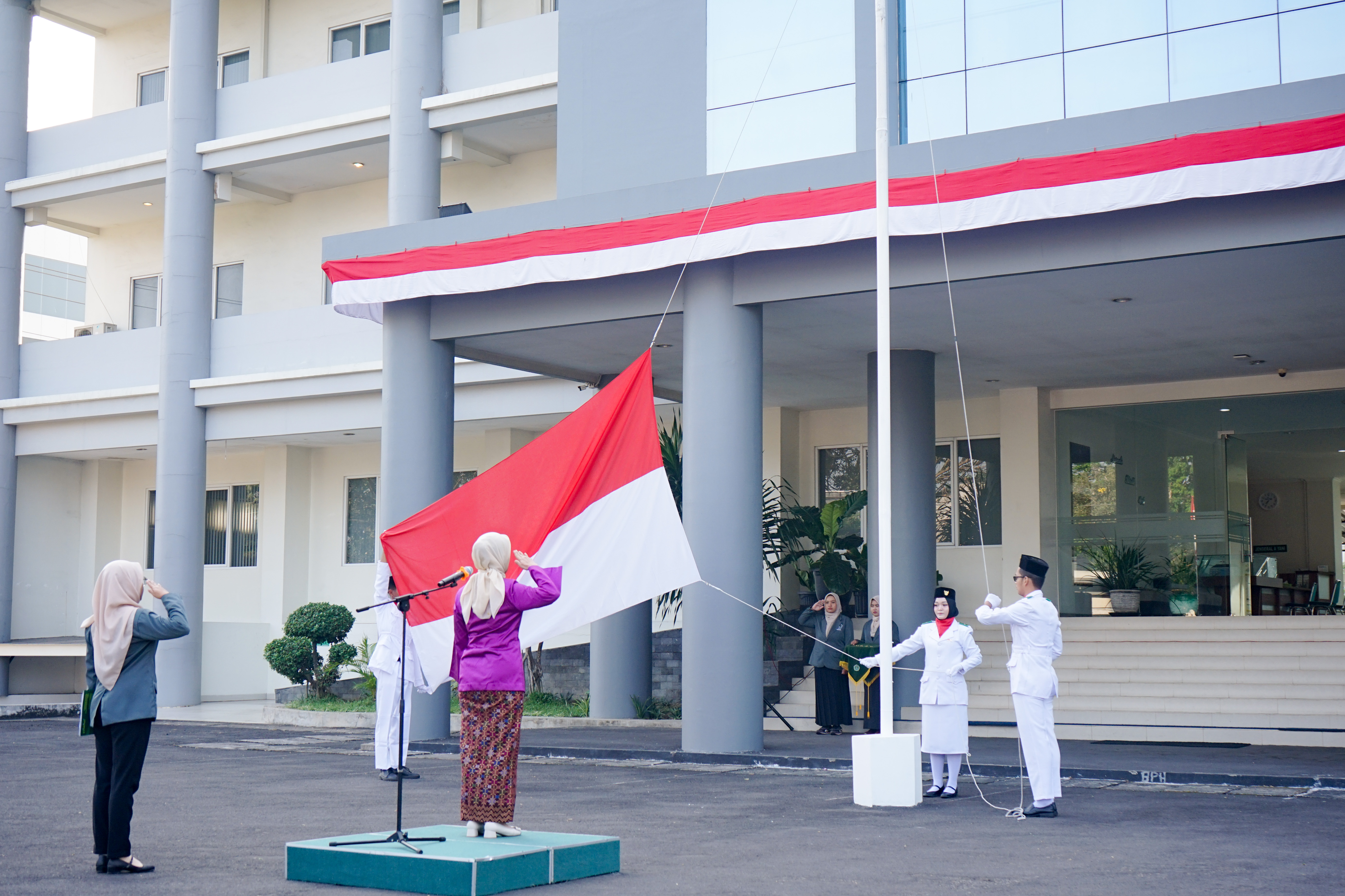 Unjaya Rayakan HUT ke-80 RI dengan Upacara Bendera di Kampus