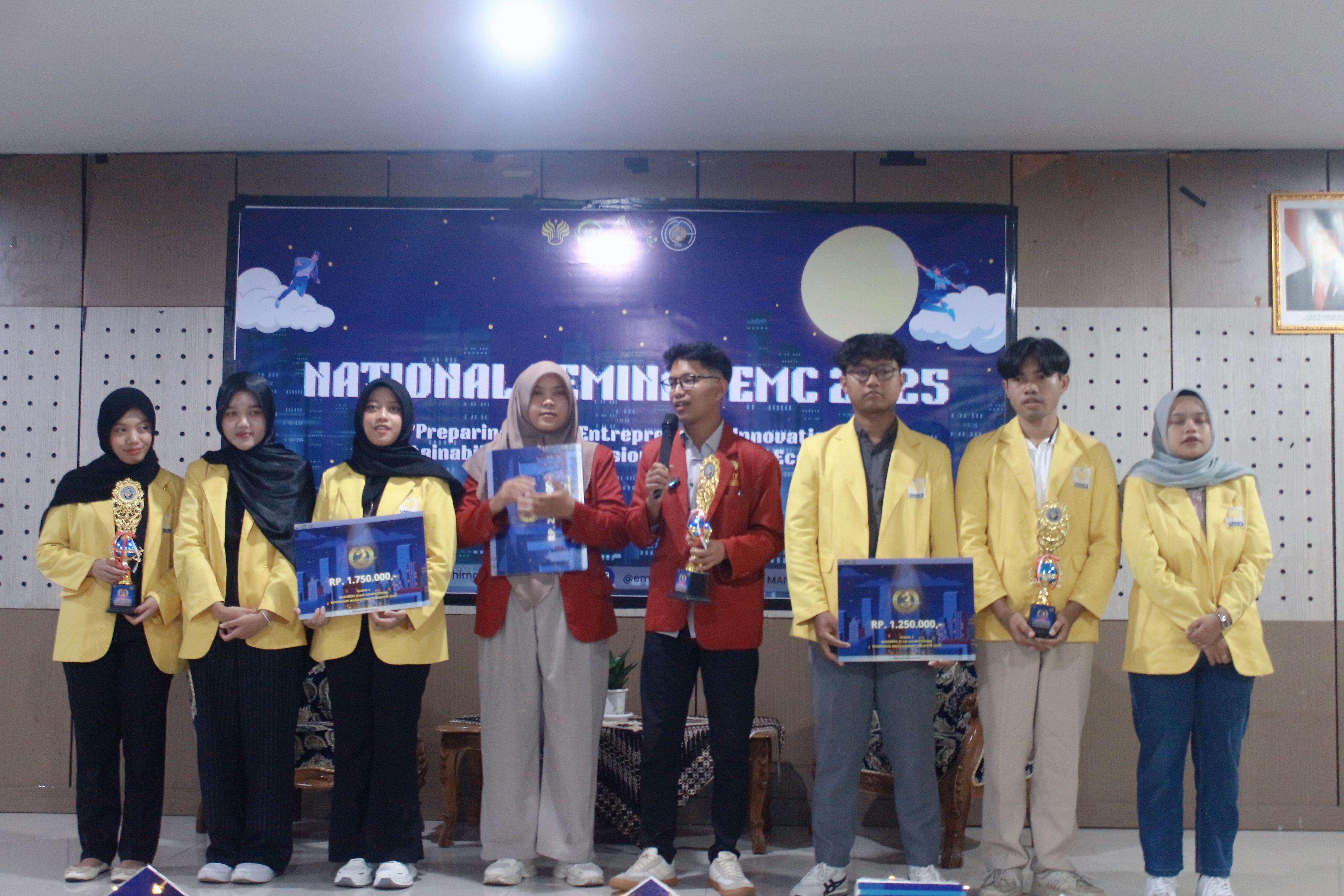 Angkat Inovasi Pupuk dari Hama Padi, Mahasiswa UMY Sabet Juara 1 Business Plan Competition