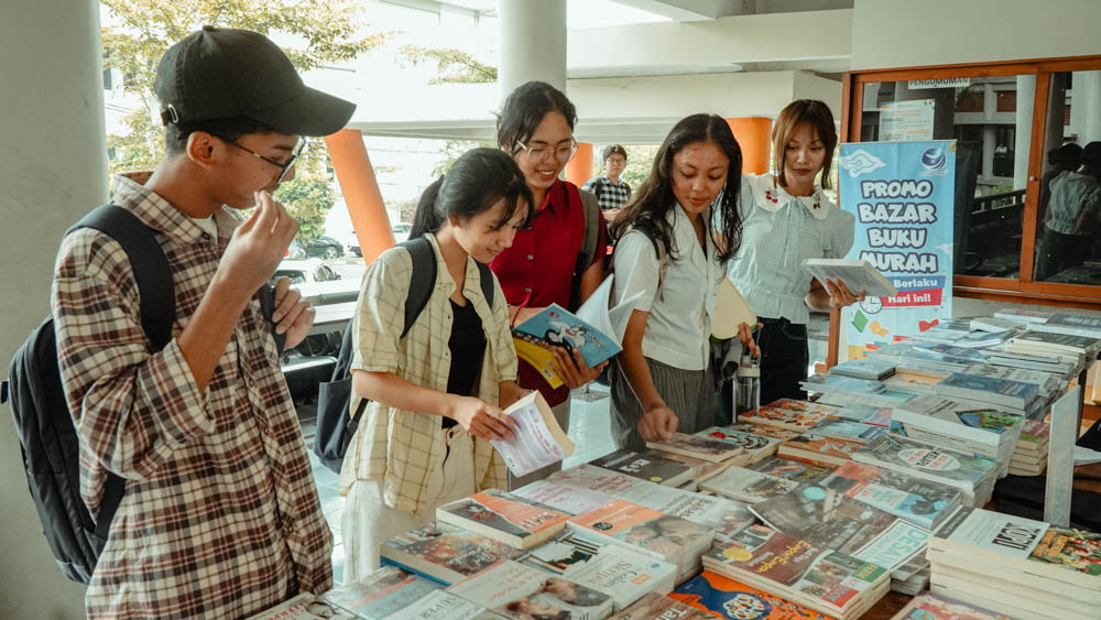UAJY TINGKATKAN BUDAYA LITERASI MELALUI BEDAH BUKU “MIND THE GAP” DAN BOOK FAIR