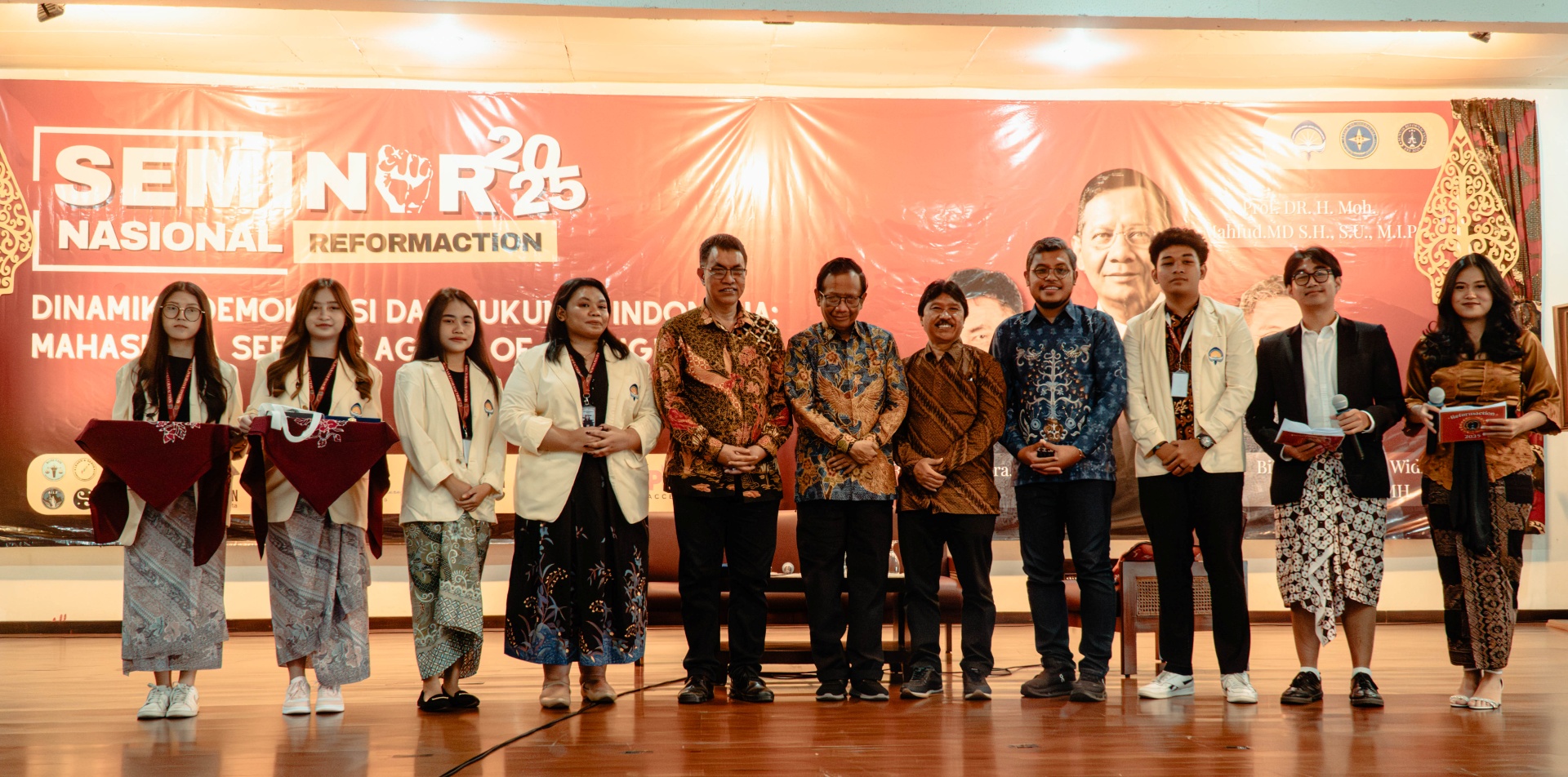 PROF. MAHFUD MD AJAK MAHASISWA UAJY UNTUK JADI AGEN PERUBAHAN DALAM DEMOKRASI
