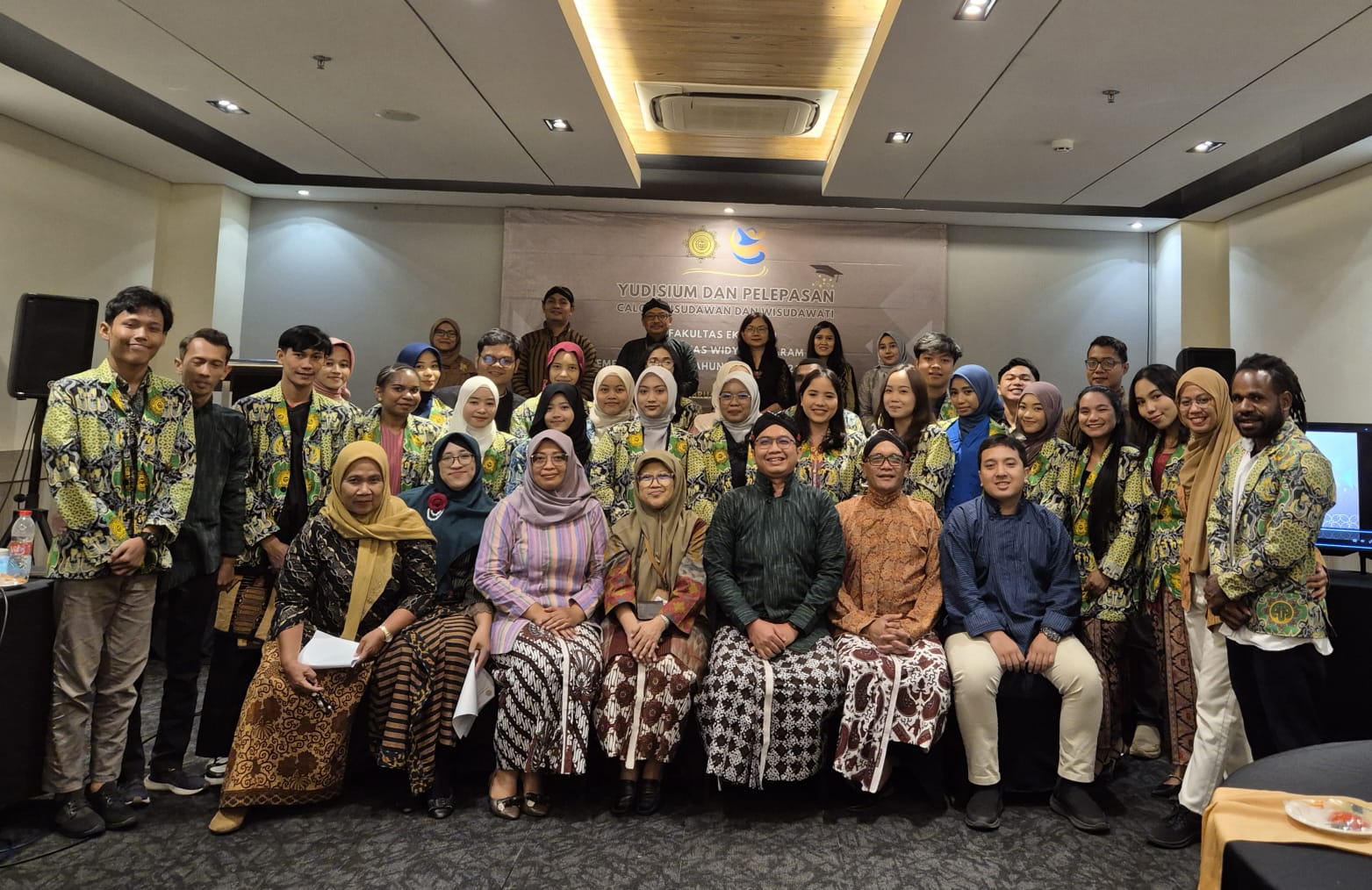 Yudisium Fakultas Ekonomi UWM, Tekankan Pembentukan Generasi Berkarakter dan Berprestasi
