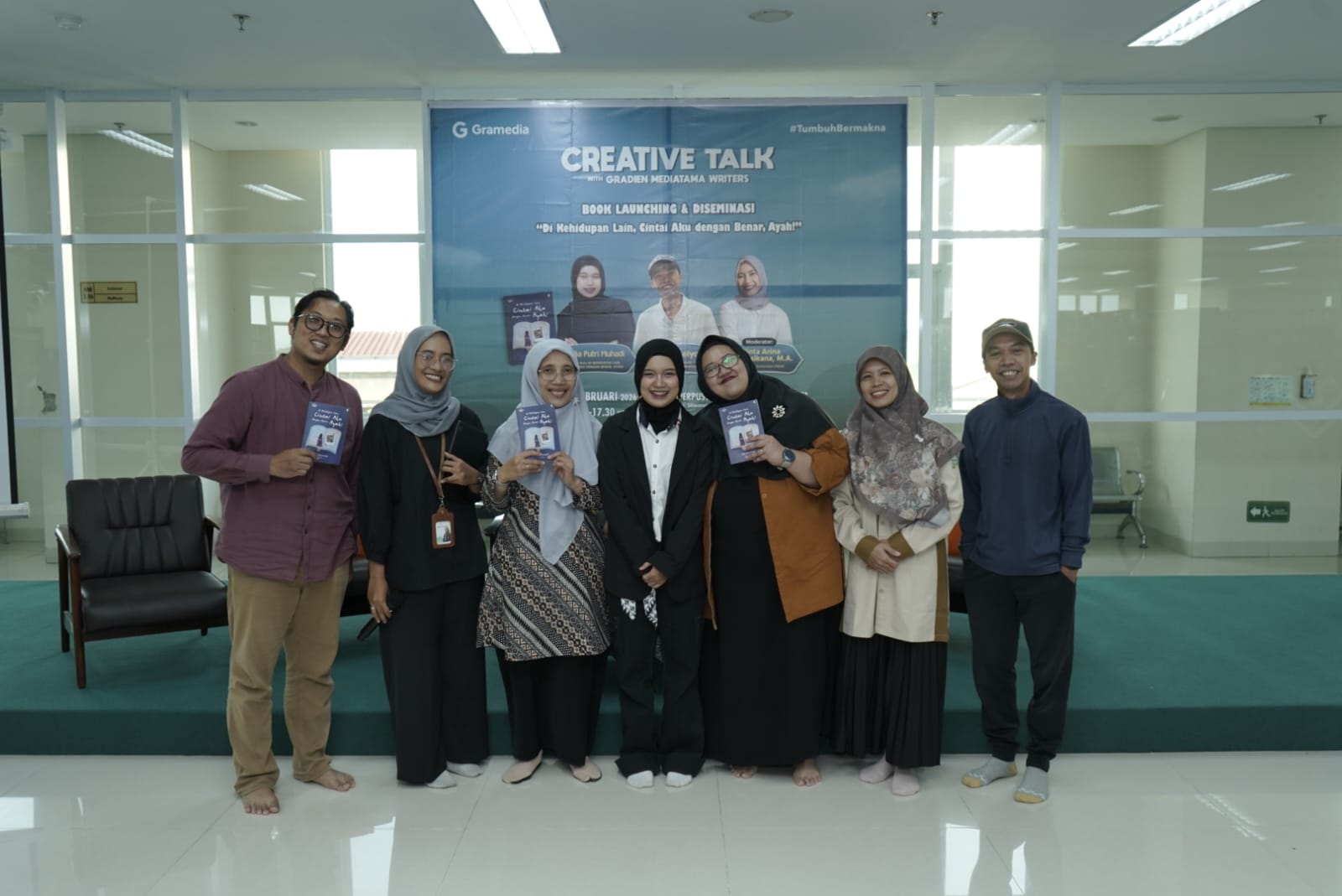 Buku Bertema Relasi Ayah-Anak Jadi Karya Tugas Akhir Mahasiswi Ilmu Komunikasi Unisa Yogyakarta