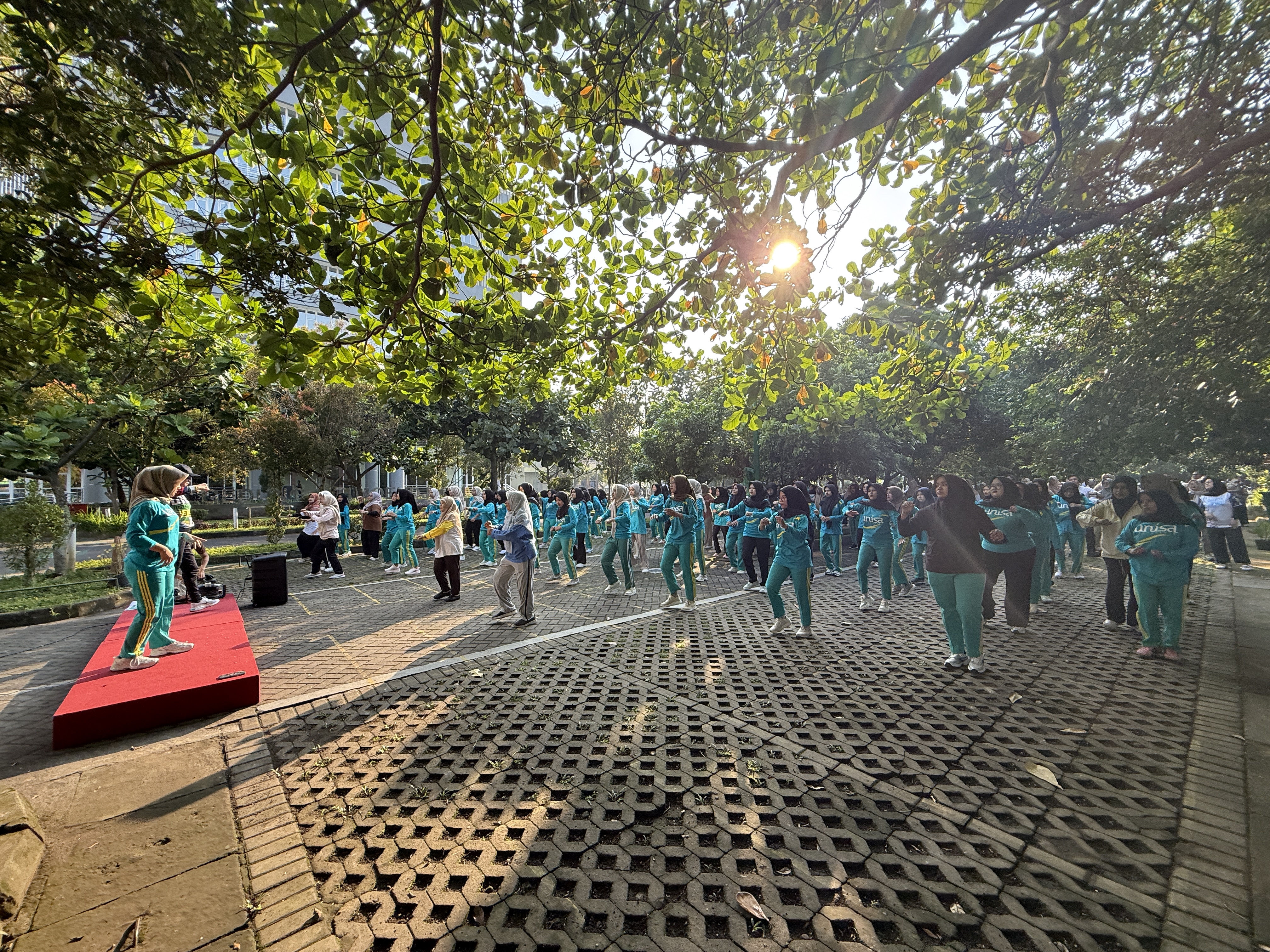 SAE UNISA Yogyakarta Gaungkan Kampanye Green Campus Lewat Gerakan “Buat Kantong Belanjamu Sendiri”