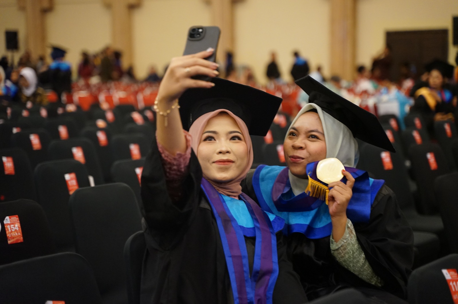 "POSTINGAN A DAY IN MY LIFE" Warnai Wisuda UMBY