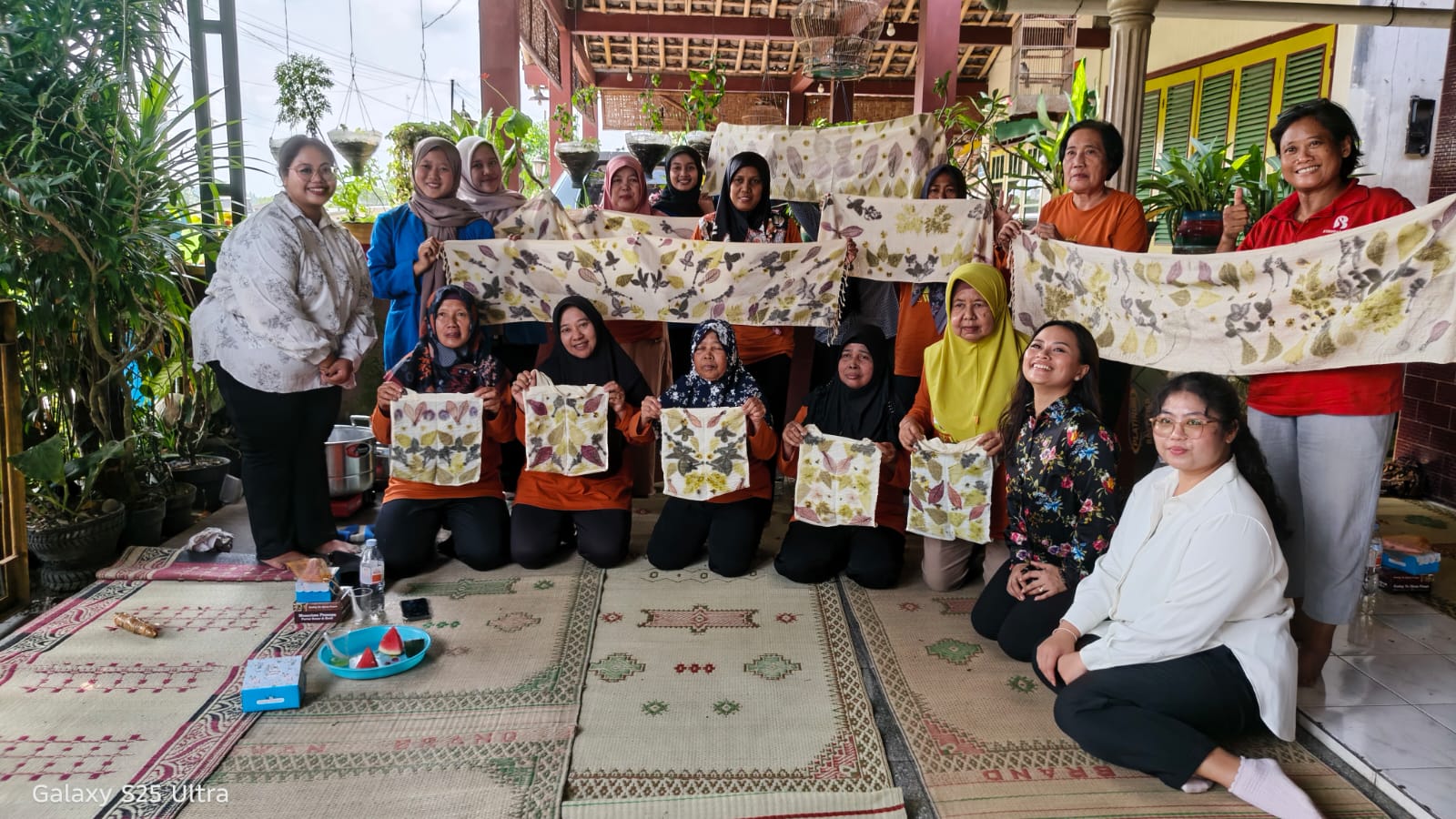 Dukung Pemberdayaan Ekonomi, Dosen Akuntansi UMBY Gelar Pelatihan Ecoprint dan Digital Marketing di KWT Sewagati