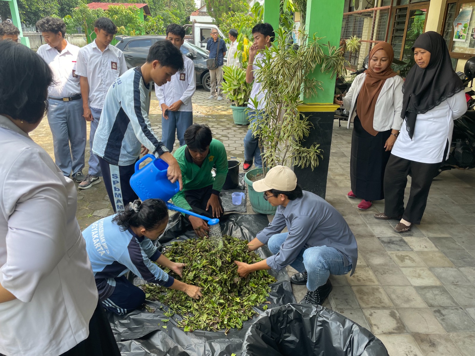Dosen Agroteknologi UMBY Latih Siswa SMK Perkebunan MM 52 Olah Gulma Siam Jadi Pupuk