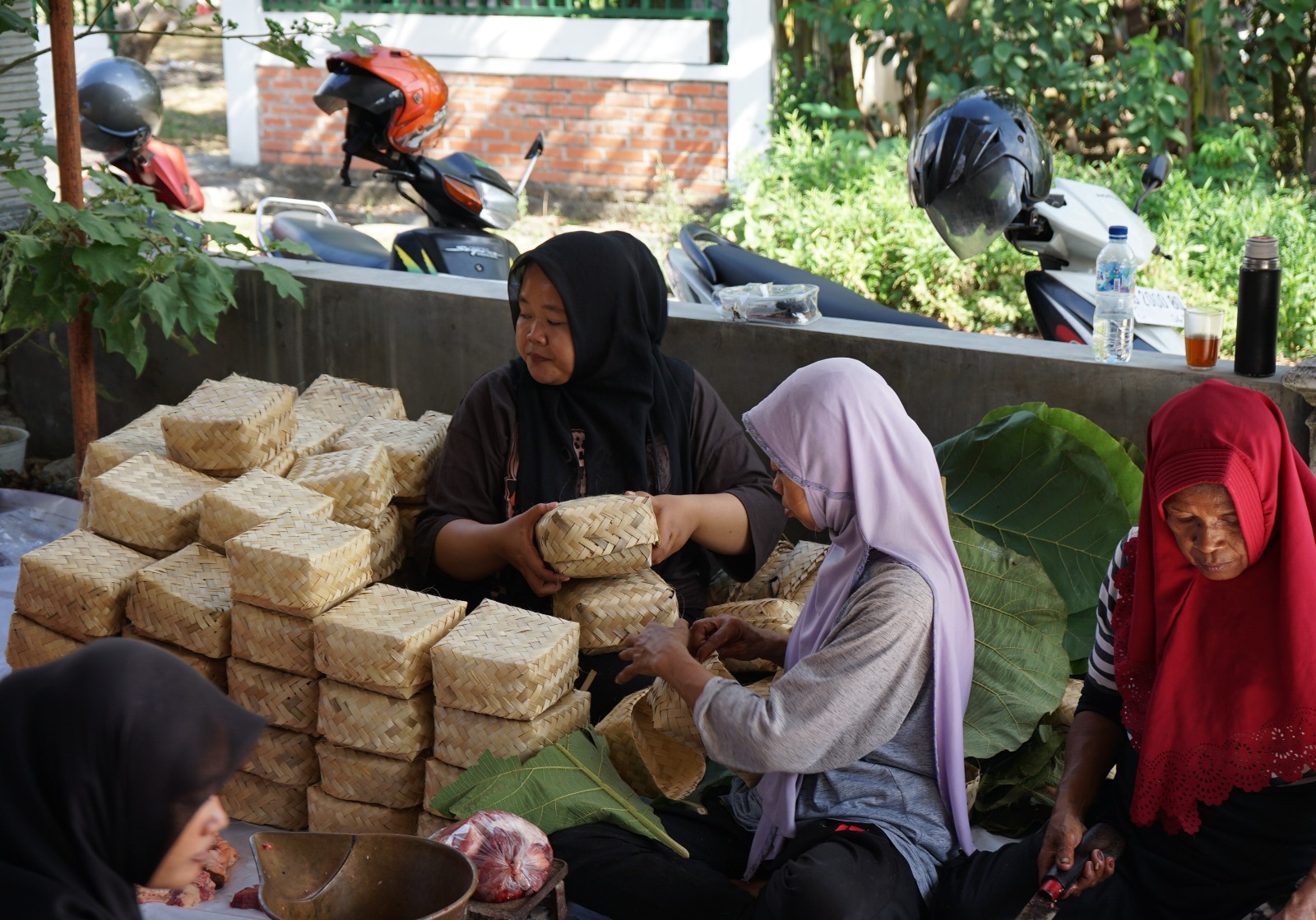 Gantikan Plastik dengan Besek dan Daun Jati, UMBY Distribusikan 725 Paket Daging Kurban Ramah Lingkungan