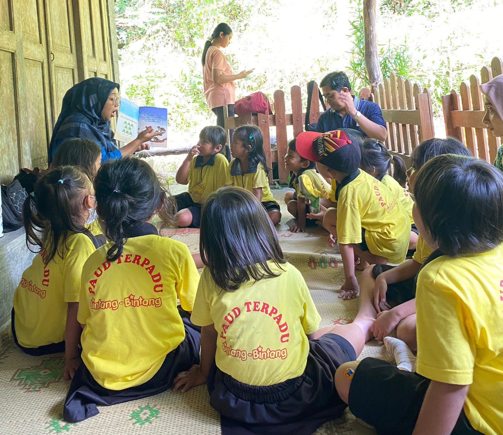 Tumbuhkan Kepedulian Sejak Dini, Tim PkM UMBY Edukasi Anak-Anak Sedayu Lewat Dongeng Tukik