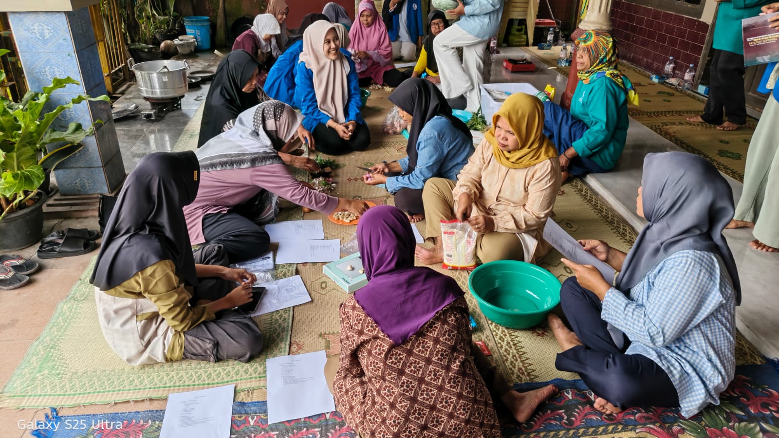 Tingkatkan Ekonomi Warga, Tim PkM UMBY Latih Ibu-Ibu PKK Pasekan Lor Buat Kerupuk dan Stik Lele