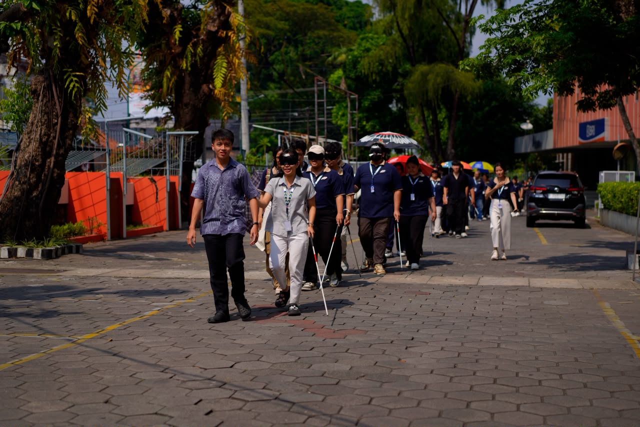 Belajar dari SLB Yaketunis dan Pertuni DIY, Mahasiswa UKDW Simulasikan Mobilitas Tunanetra di Ruang Publik