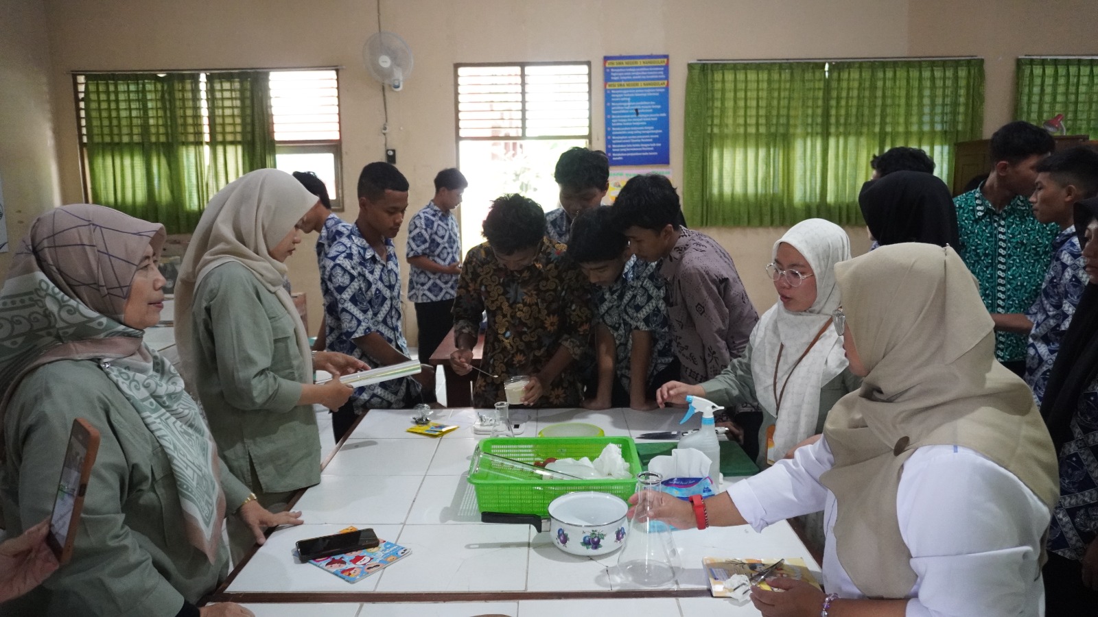 Dosen Agroteknologi UMBY Latih Siswa SMKN 1 Nanggulan Buat Media Kultur Jaringan Alami