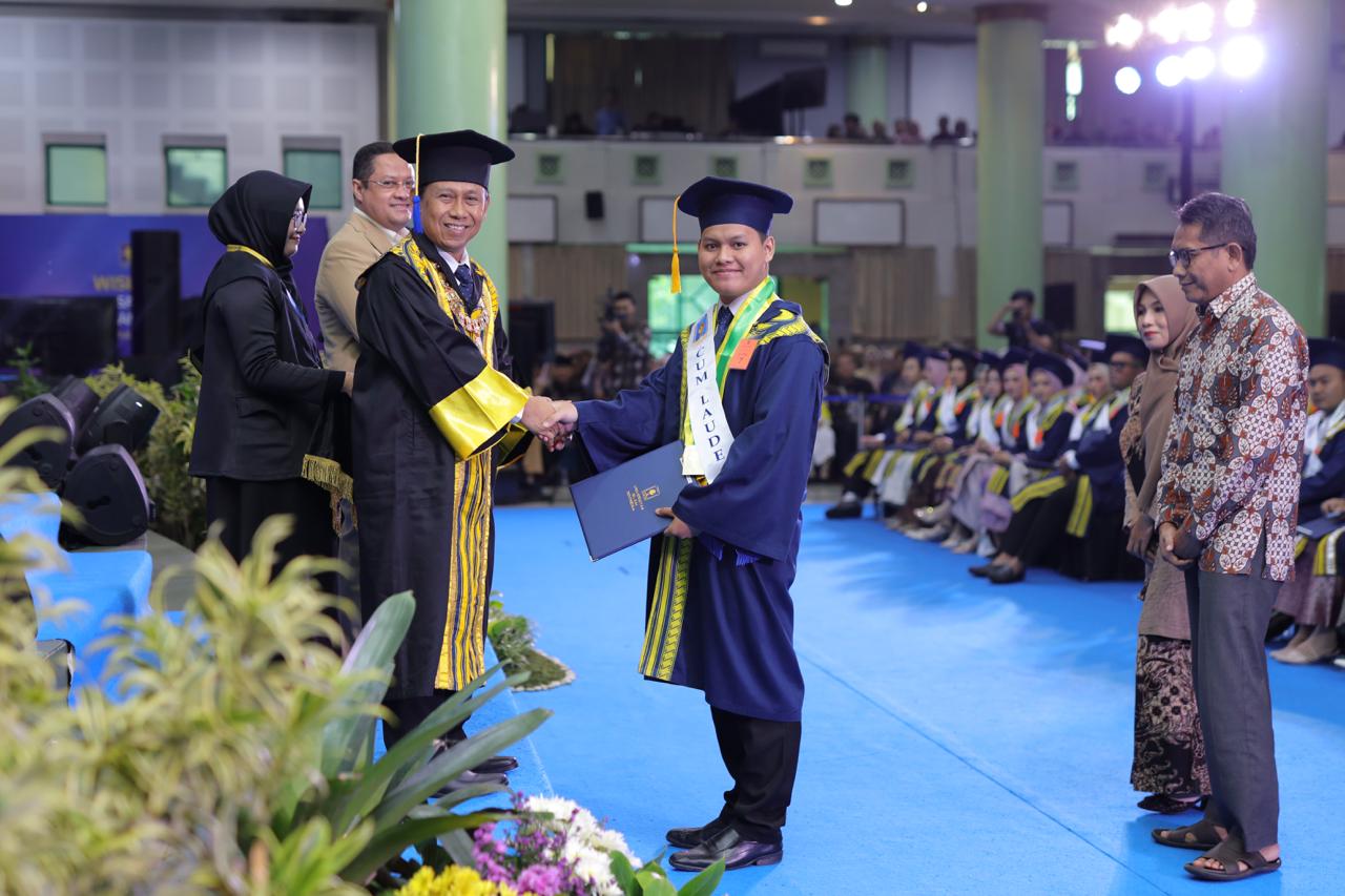 UII Wisuda 565 Lulusan, Bekali Alumni Hadapi Tantangan Masa Depan