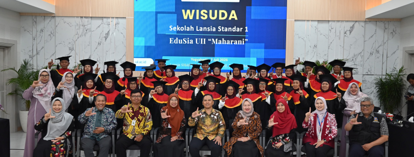 UII Wisuda 31 Peserta Sekolah Lansia EduSia Maharani