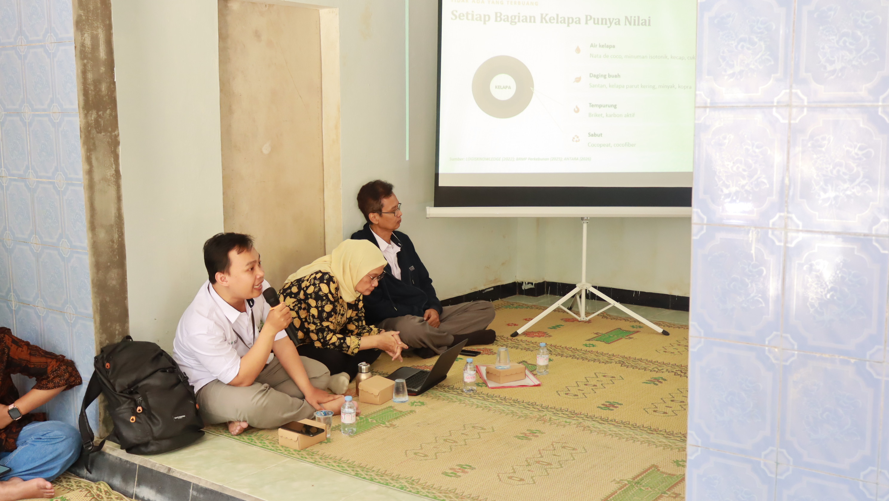 Dosen Politeknik LPP Yogyakarta Buka Peluang Usaha Briket Kelapa bagi Masyarakat Kulon Progo