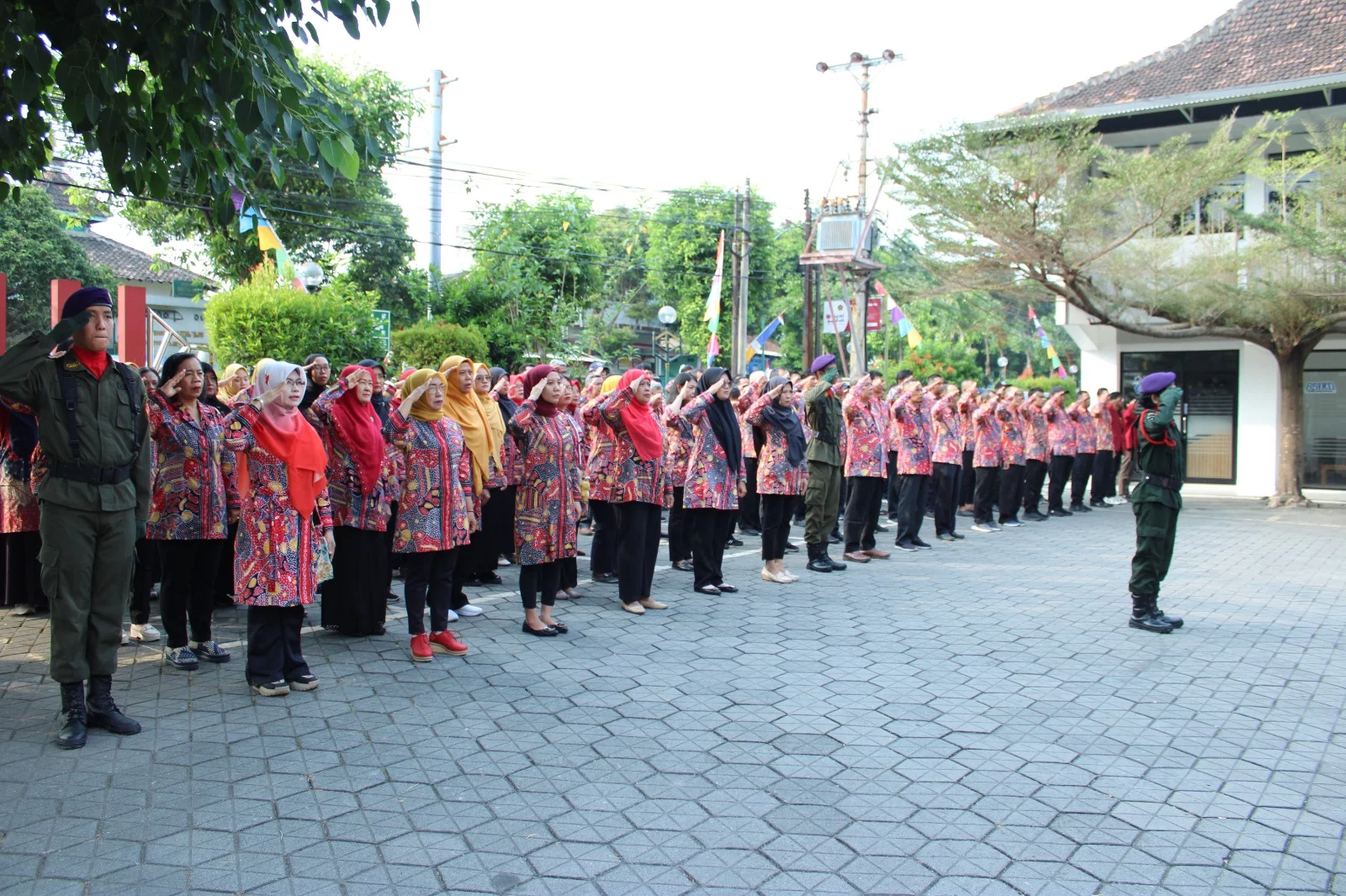 Sivitas Akademika Universitas Janabadra Khidmat Gelar Upacara Bendera Peringatan Kemerdekaan Republik Indonesia  Ke-81