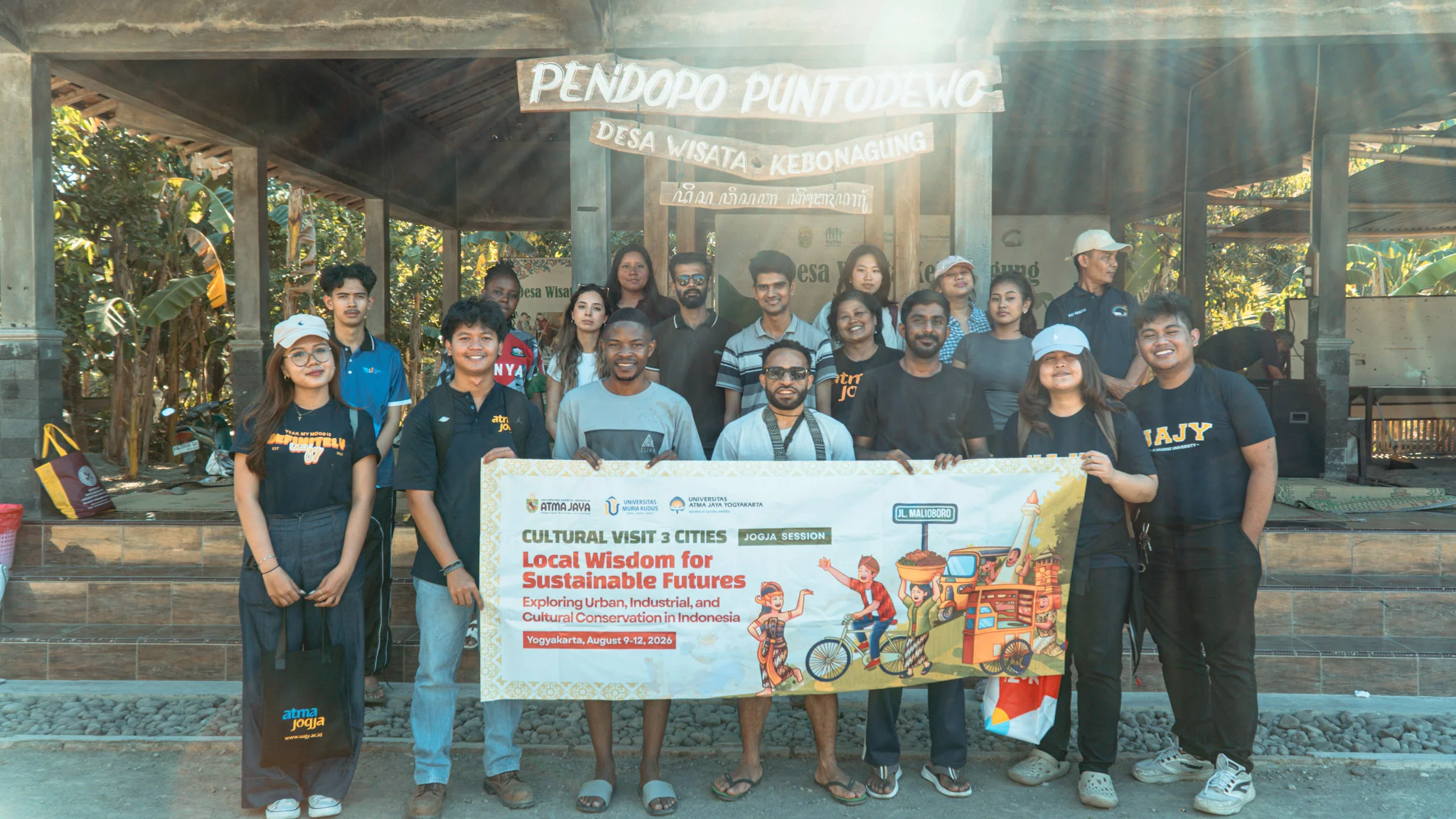  UAJY AJAK MAHASISWA INTERNASIONAL KENALI KEARIFAN LOKAL DAN KEBERLANJUTAN MELALUI CULTURAL VISIT PROGRAM