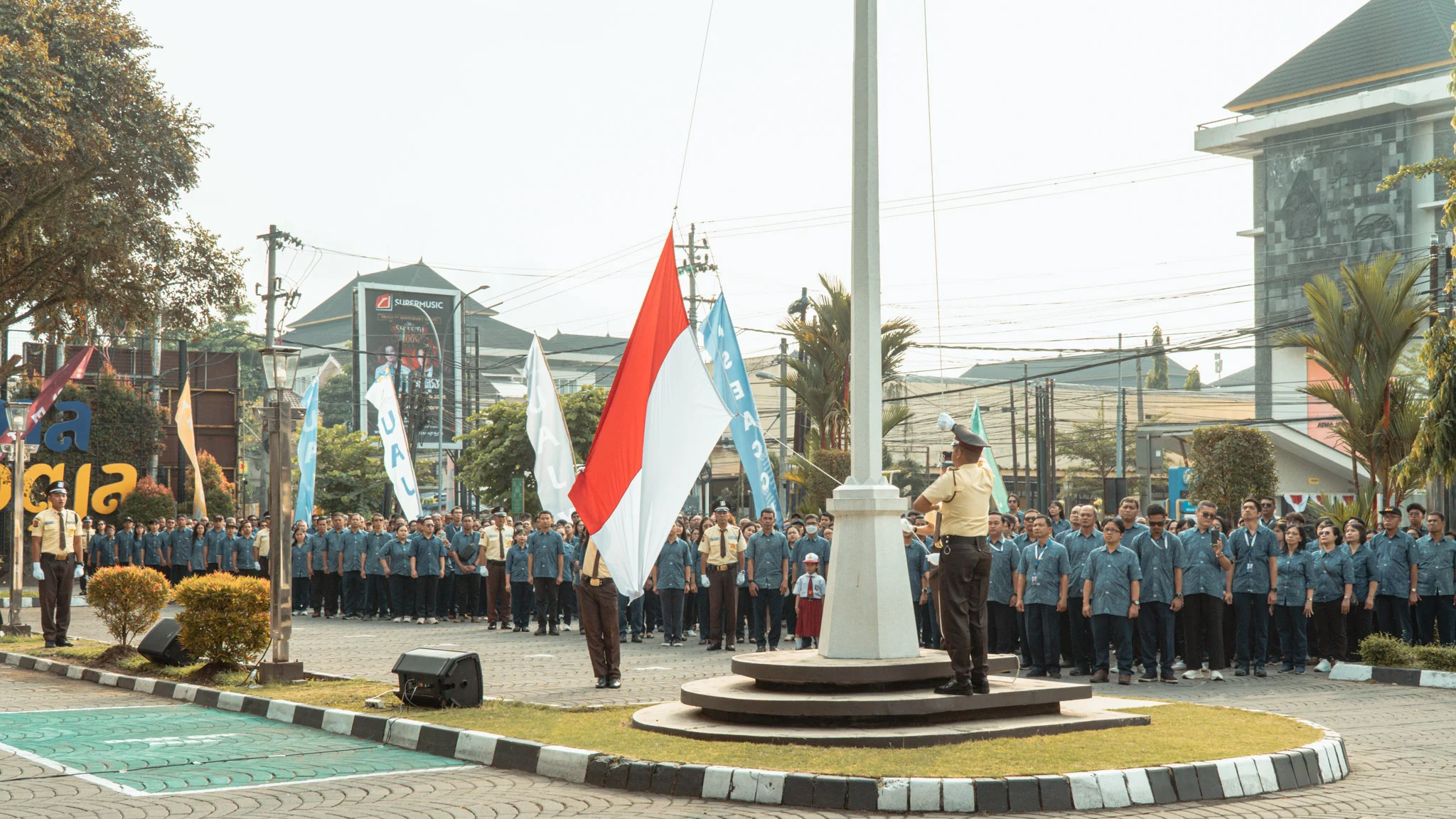 PERINGATI HUT KE-81 RI, UAJY GELAR UPACARA DAN BUKA DONASI UNTUK KORBAN GEMPA NTT