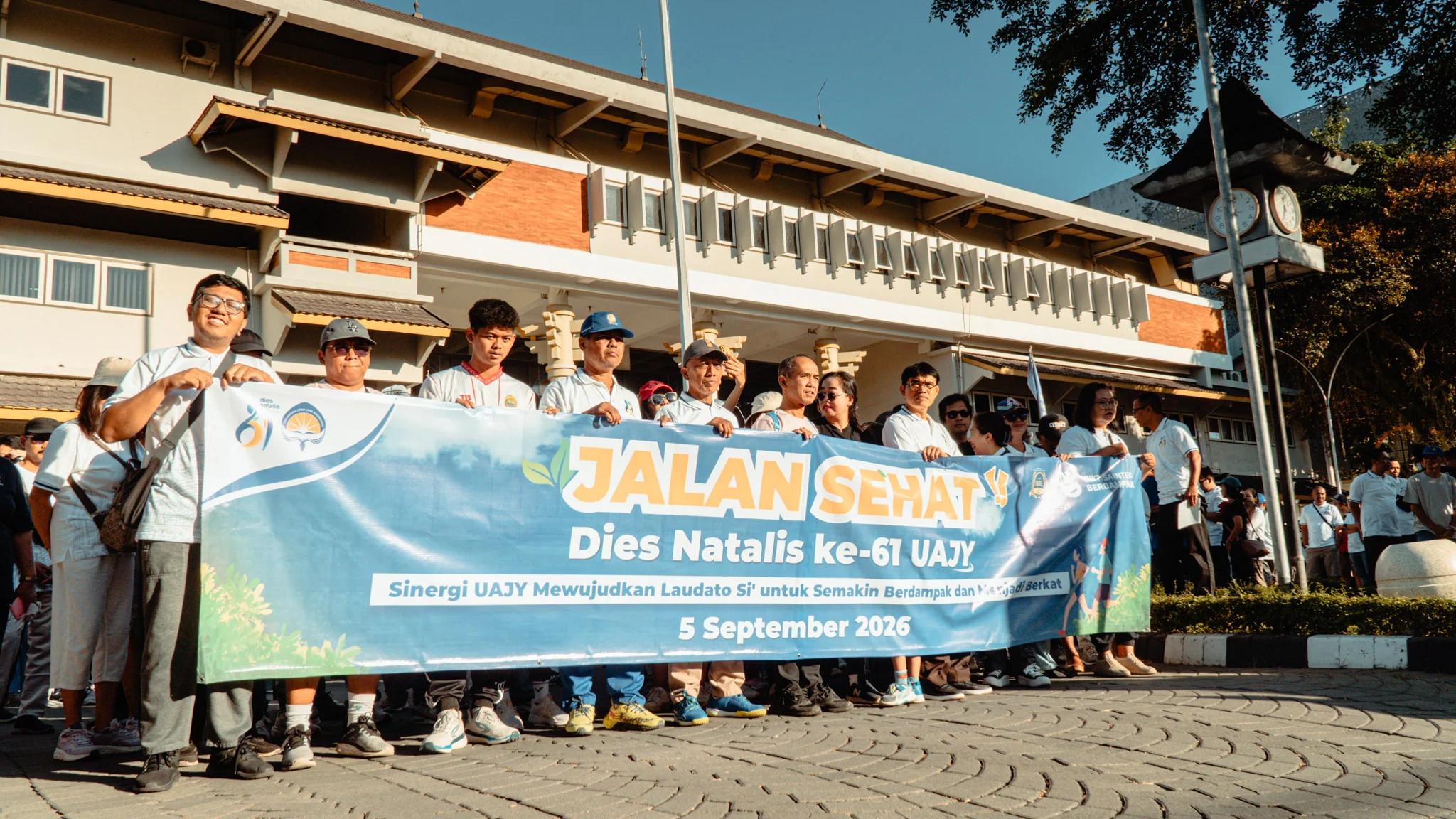 SAMBUT DIES NATALIS KE-61, UAJY BANGUN KEBERSAMAAN LEWAT JALAN SEHAT KOMUNITAS 