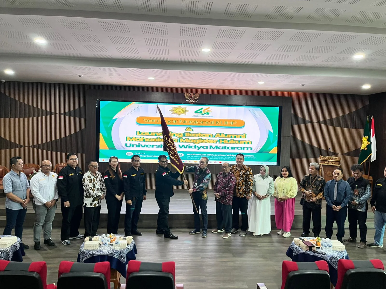 Magister Hukum UWM Gelar Seminar Nasional KUHP dan Resmikan Ikatan Keluarga Alumni dan Mahasiswa