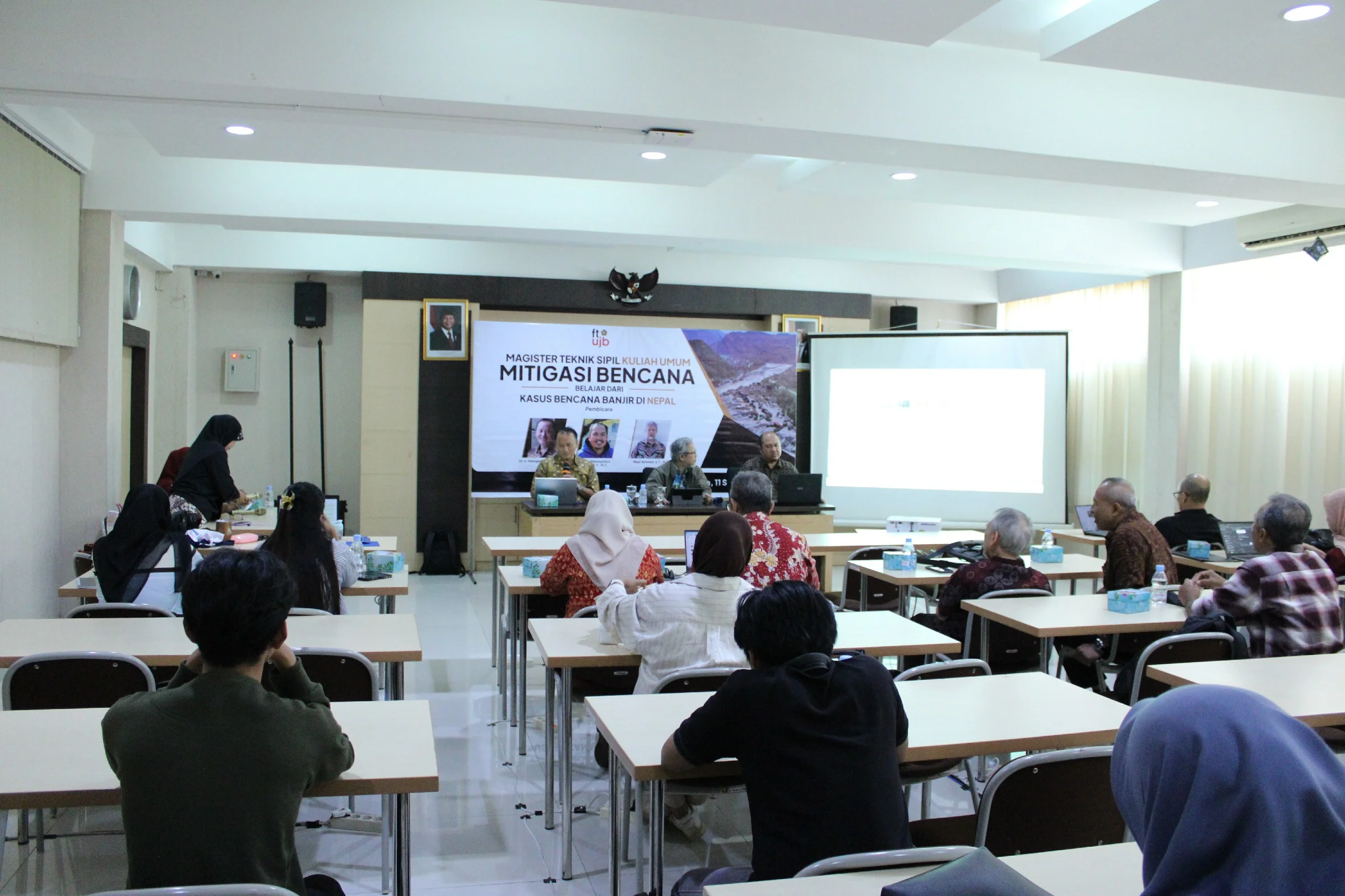 UJB Gelar Kuliah Umum Teknik Sipil, Bedah Mitigasi Bencana Banjir Nepal hingga Tsunami Sungai
