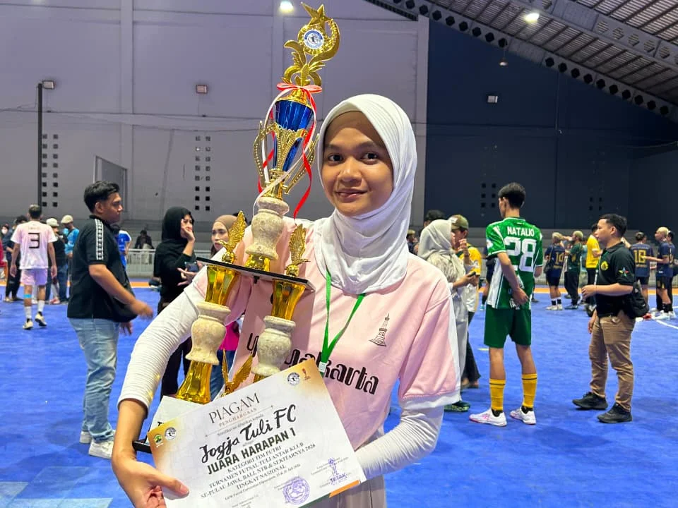 Inspirasi Keberanian dari Mutiara, Mahasiswi Tuli UNU Jogja yang Persembahkan Prestasi untuk Tim Futsal DIY