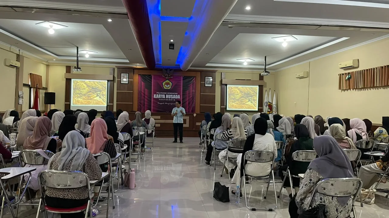 Siapkan Mahasiswa Hadapi Praktik Klinik, Poltekkes Karya Husada Yogyakarta Gelar Pelatihan Service Excellent