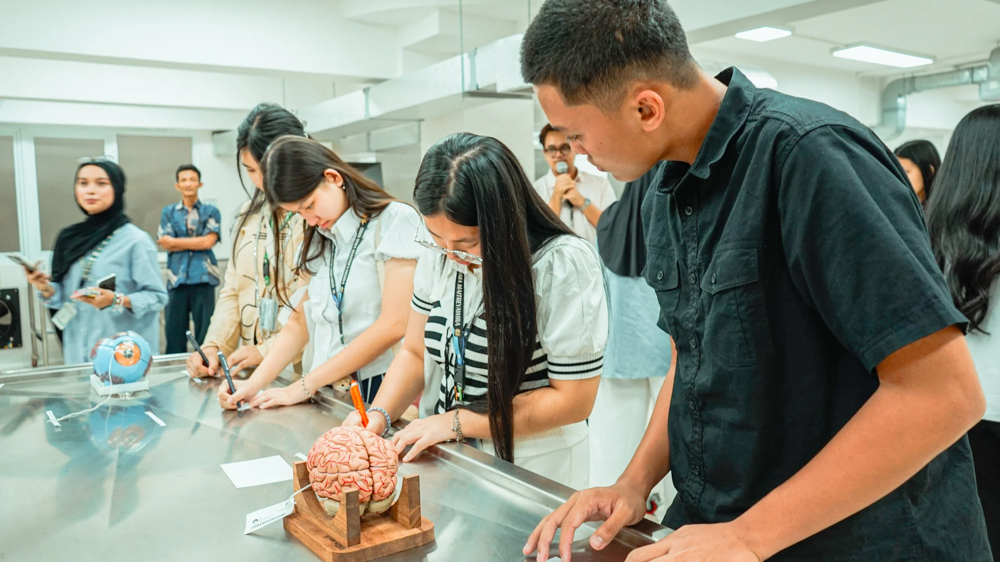 Siswa SMA Maitreyawira Palembang Eksplorasi Program Studi dan Laboratorium di UAJY